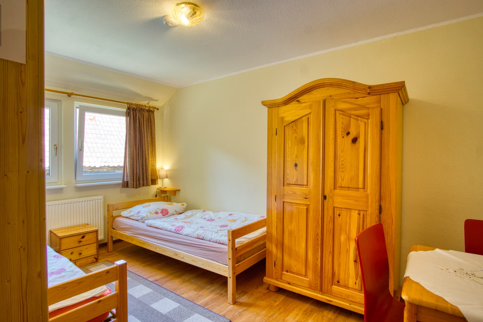 Doppelzimmer Ferienpension Lindenhof Kleiderschrank Natururlaub Lüneburger Heide