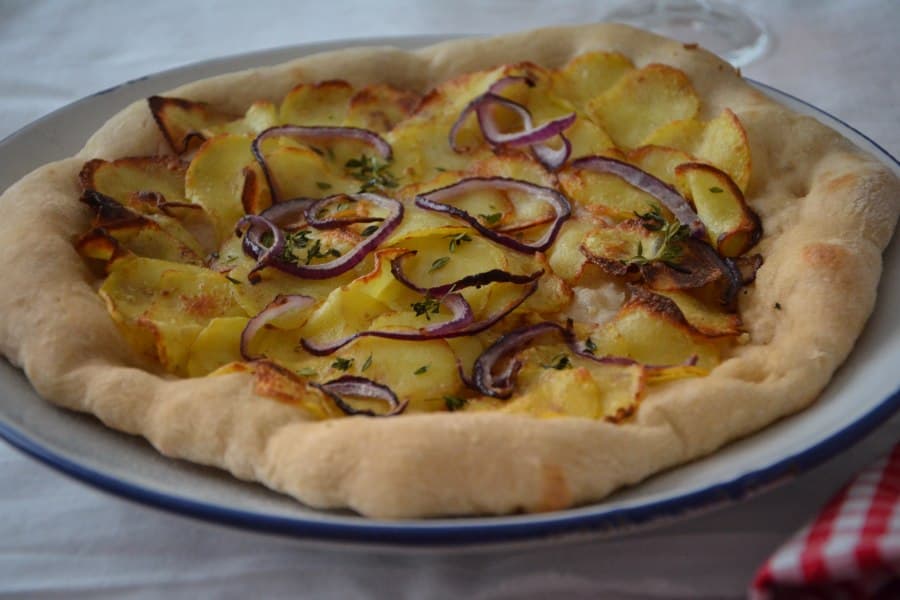 Pizza mit Kartoffeln aus der Lüneburger Heide