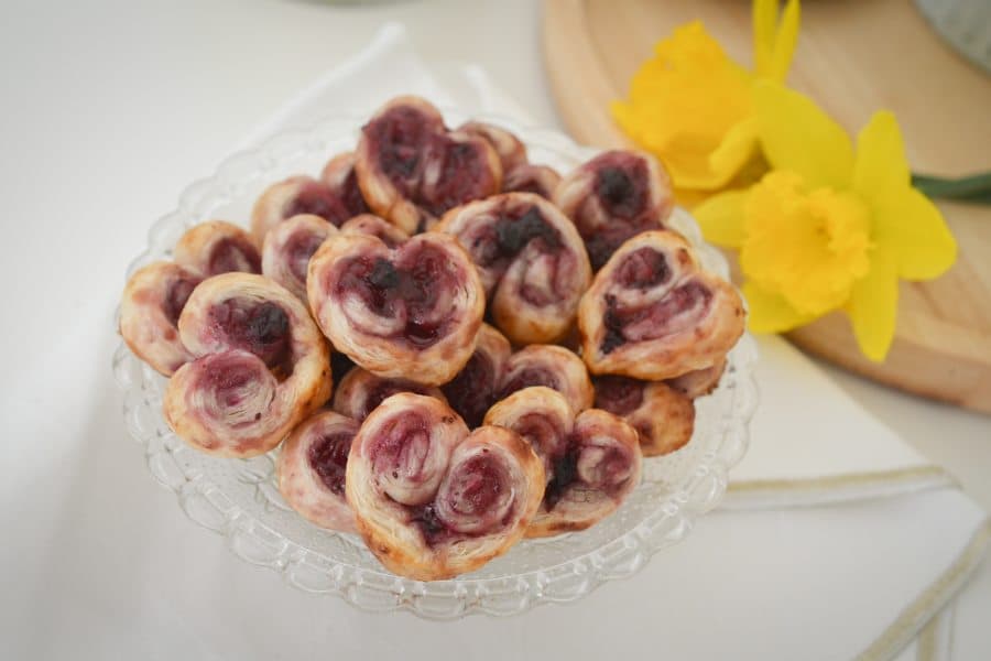Valentinstag Blätterteig Herzchen mit Blaubeer Konfitüre aus der Lüneburger Heide