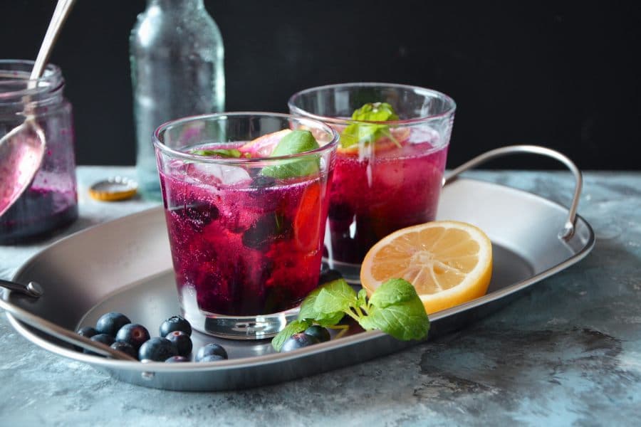 Cocktail mit Gin, Heidelbeeren und Honig