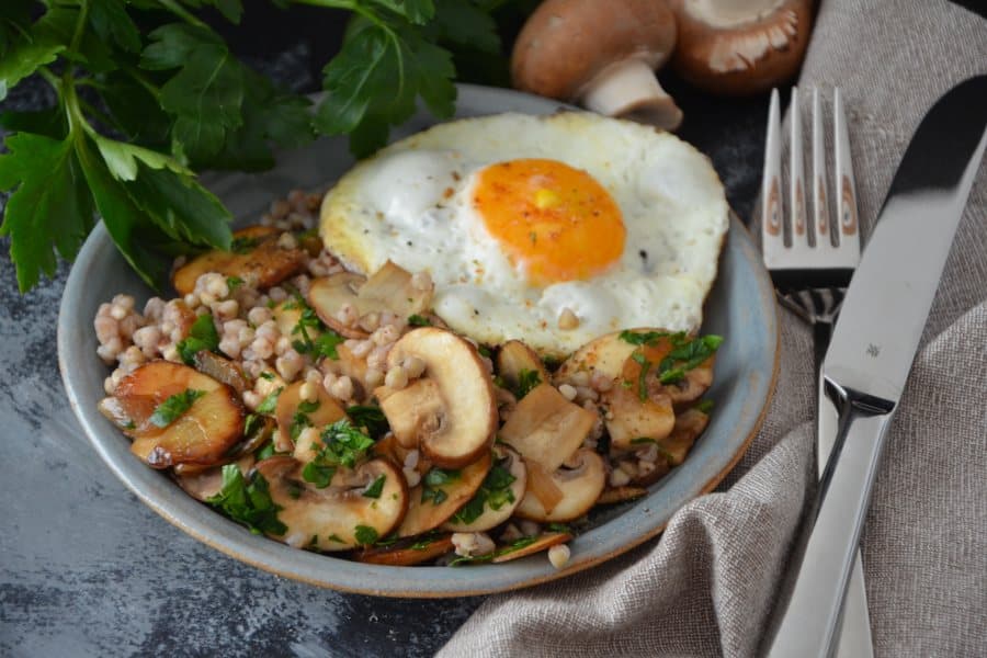 Herzhaftes Frühstück mit gekochtem Buchweizen, Pilzen und Spiegelei / Lüneburger Heide