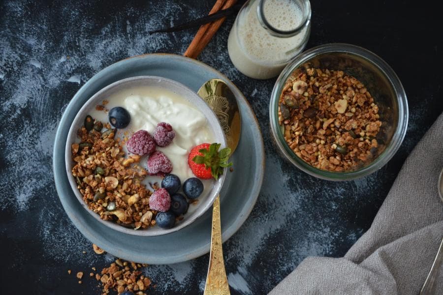 Knuspriges, gesundes Müsli mit Buchweizenkörnern, Vanille und Zimt / Lüneburger Heide