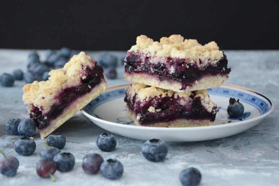 Rezept für einen schnellen Streuselkuchen mit leckerer Heidelbeer-Füllung / Lüneburger Heide