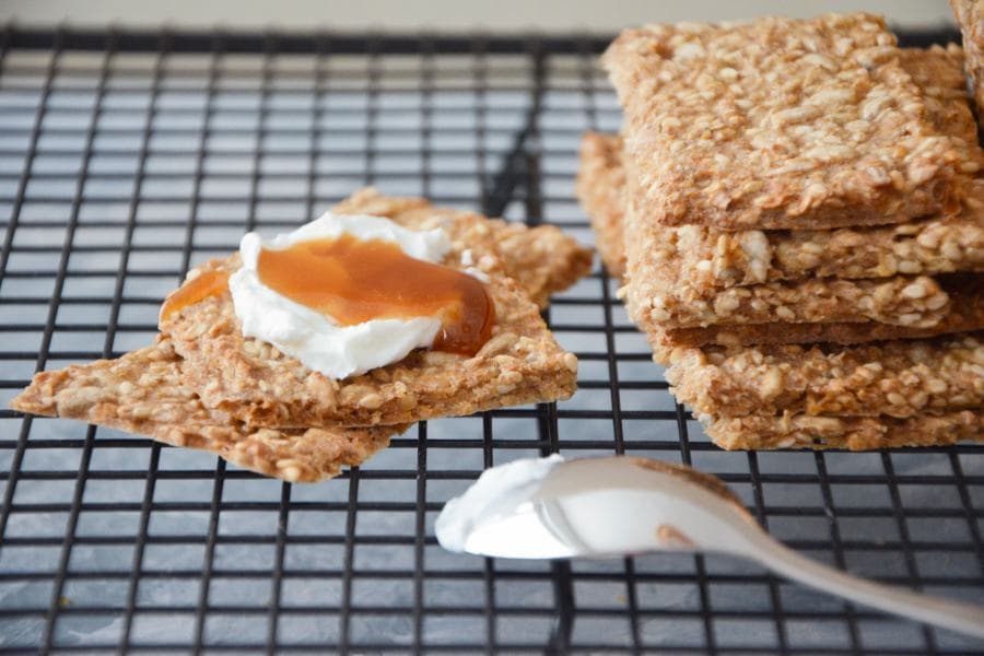 Knuspriger, leicht gesüßter Snack: Selbstgemachtes Knäckebrot mit Honig