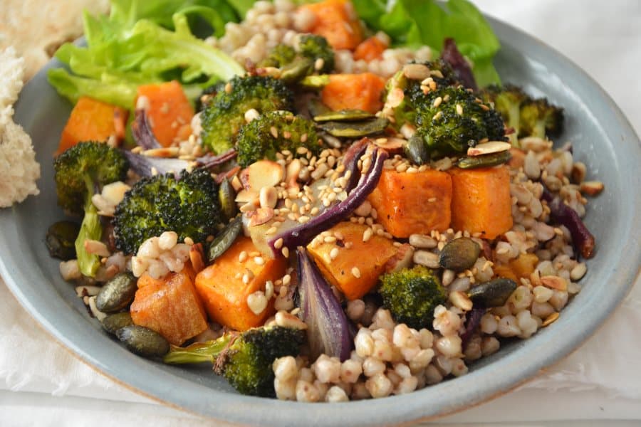 Salat aus gekochtem Buchweizen aus der Lüneburger Heide mit ofengerösteter Süßkartoffel und Brokkoli