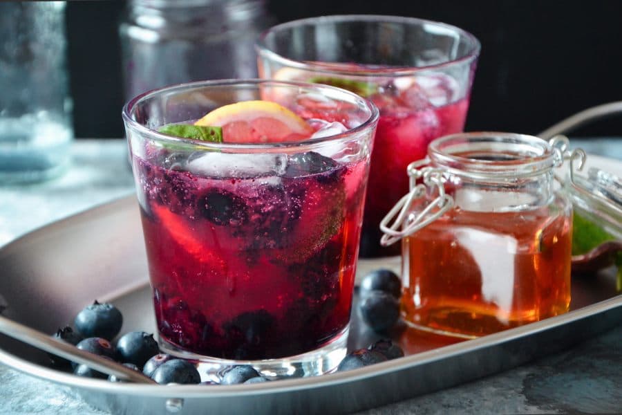 Cocktail mit Gin, Heidelbeeren und Honig