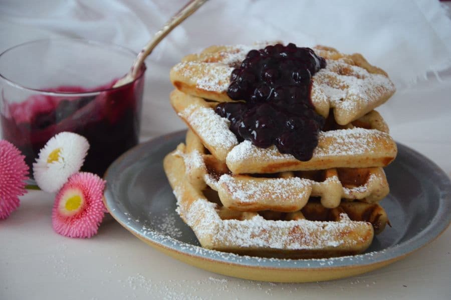 Gesunde Buchweizen Waffeln mit Honig und Apfelmus gesüßt