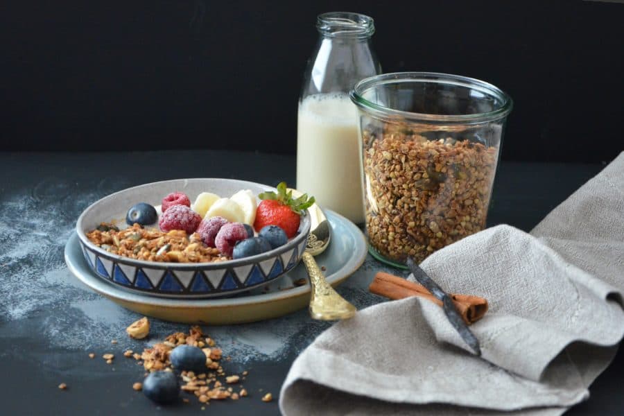Knuspriges, gesundes Müsli mit Buchweizenkörnern, Vanille und Zimt / Lüneburger Heide