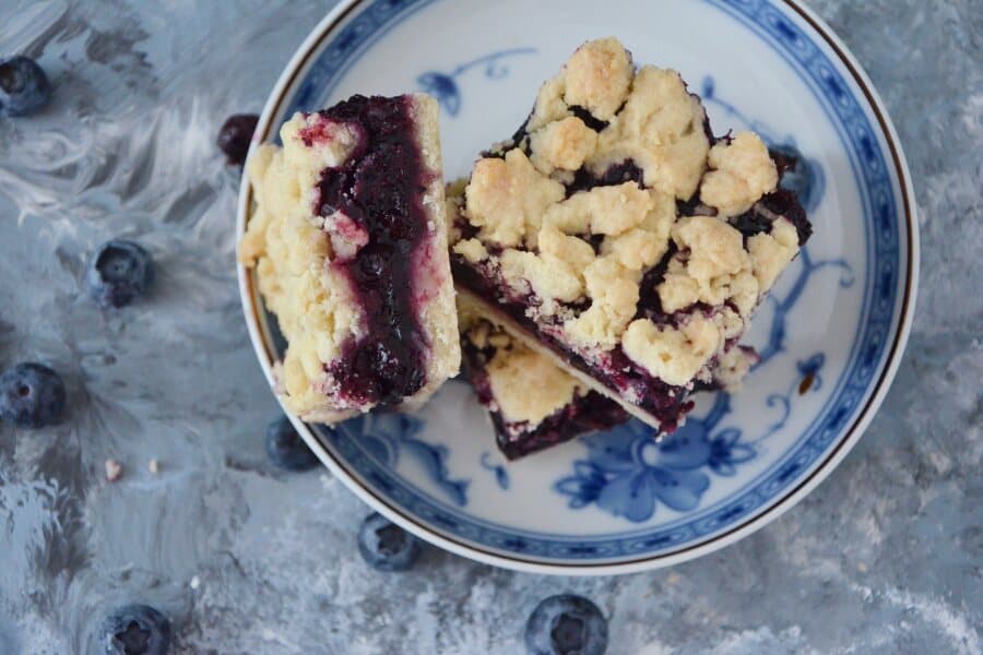 Rezept für einen schnellen Streuselkuchen mit leckerer Heidelbeer-Füllung / Lüneburger Heide