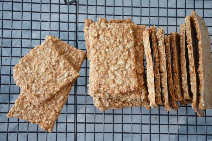 Selbstgemachtes Knäckebrot mit Honig / Lüneburger Heide