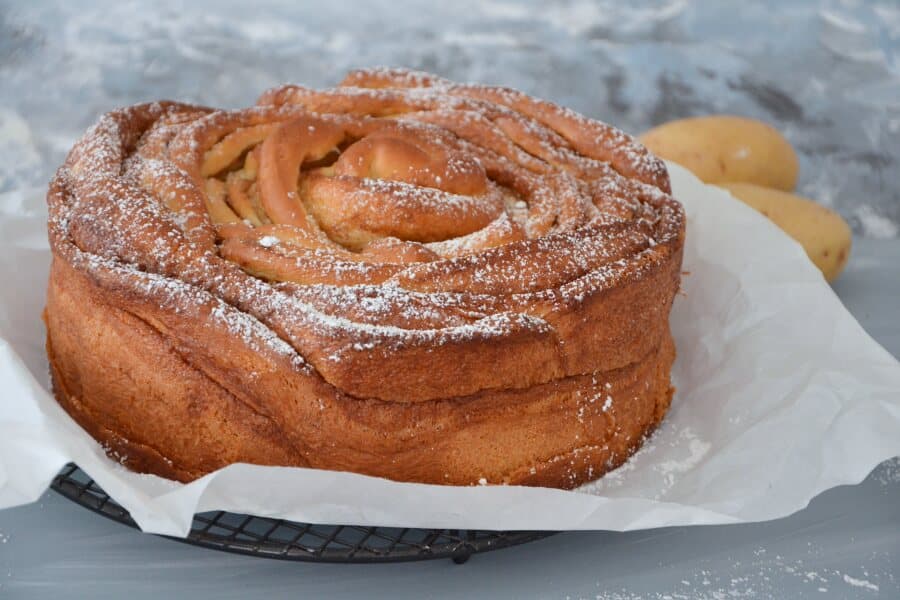 Rezept für Zimtschnecken-Kuchen aus Kartoffel-Hefeteig / Lüneburger Heide