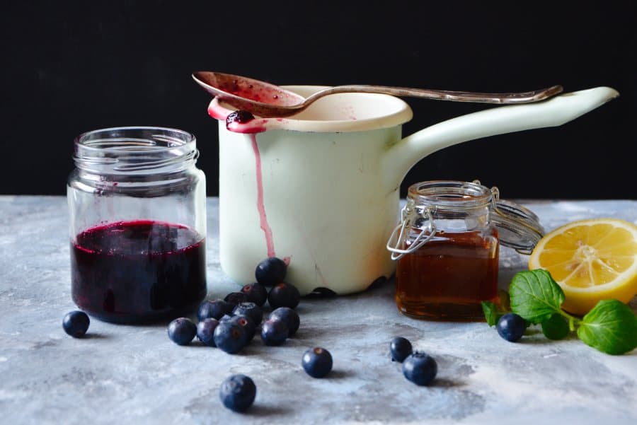 Cocktail aus Gin, Honig und Heidelbeeren