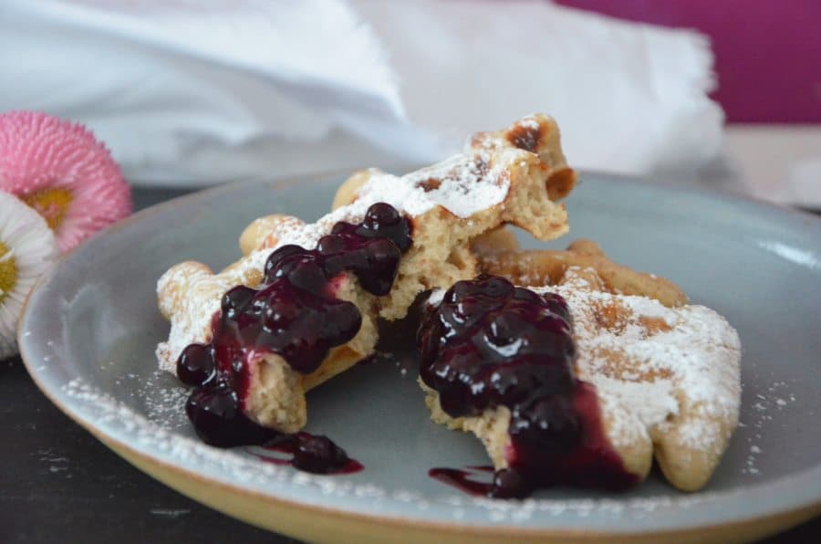 Gesunde Buchweizen Waffeln mit Honig und Apfelmus gesüßt