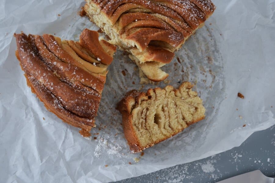Rezept für Zimtschnecken-Kuchen aus Kartoffel-Hefeteig / Lüneburger Heide
