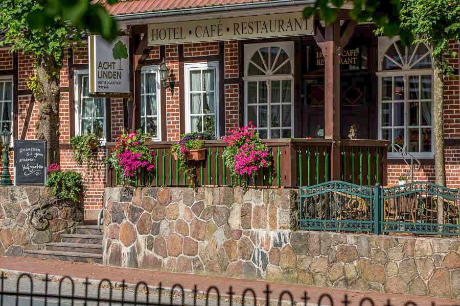 Hoteleingang des Hotel Acht Linden in Egestorf