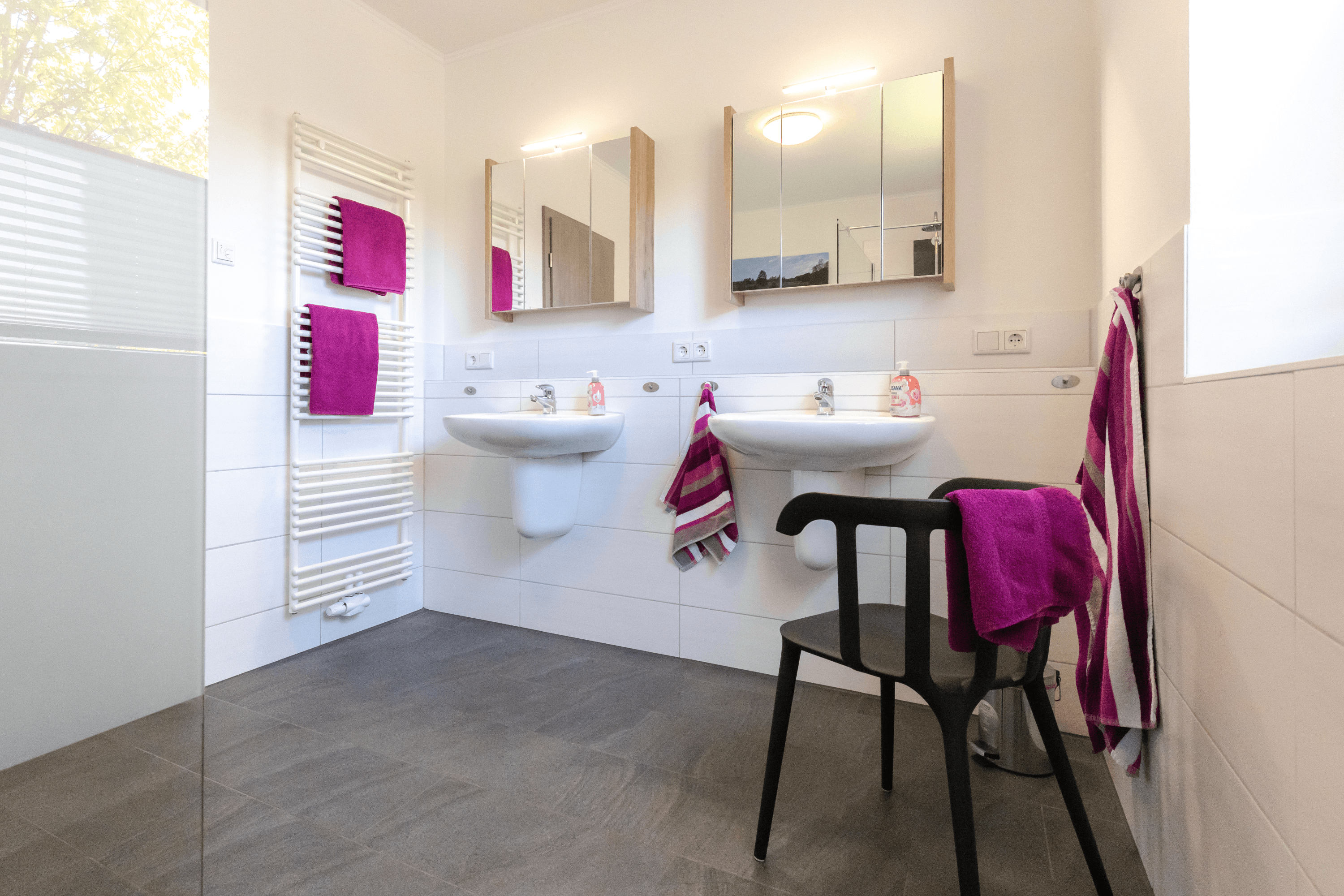 Badezimmer mit zwei Waschbecken in dem Ferienhaus Südheide in Hermannsburg