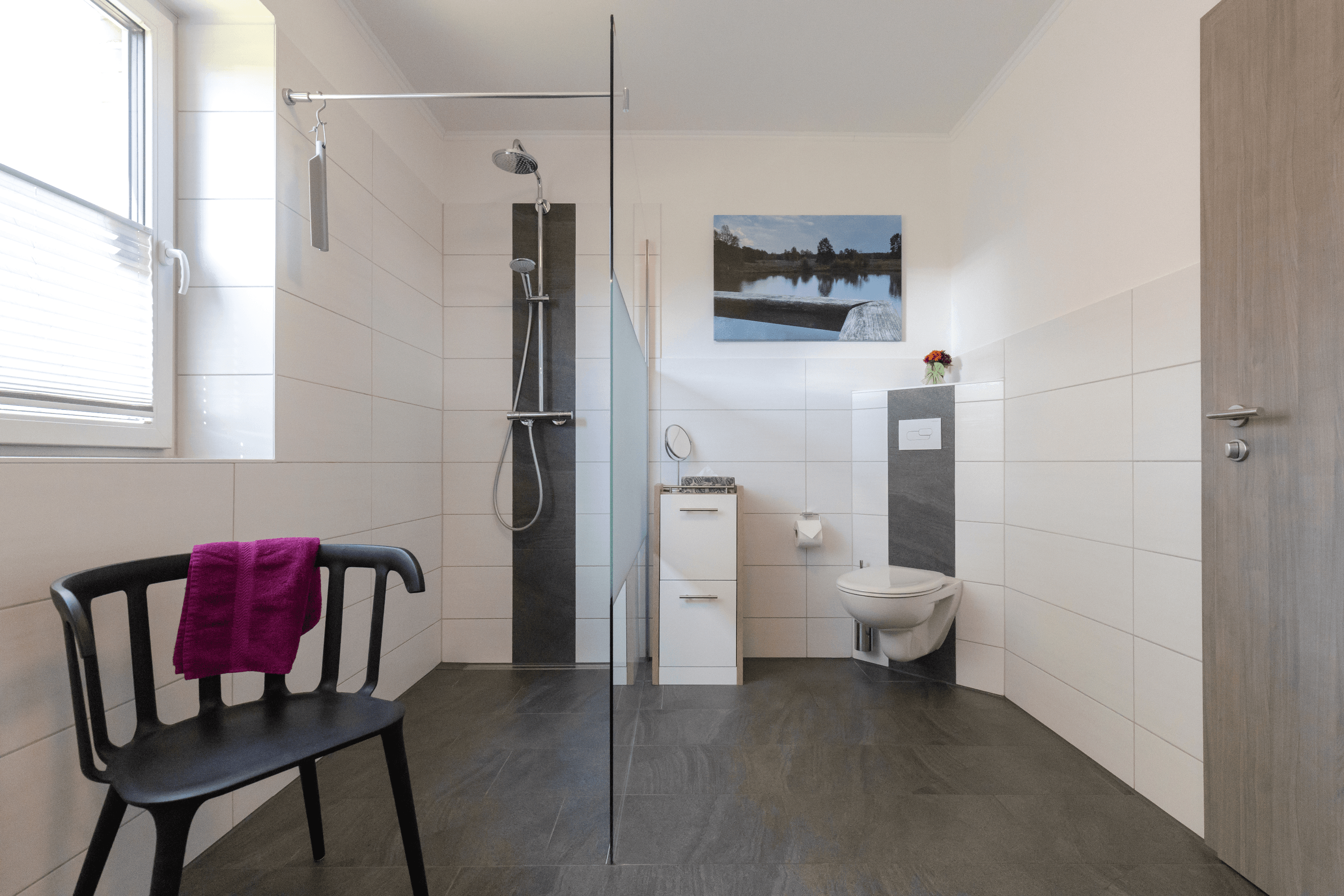 Badezimmer mit ebenerdiger Dusche in dem Ferienhaus Südheide in Hermannsburg