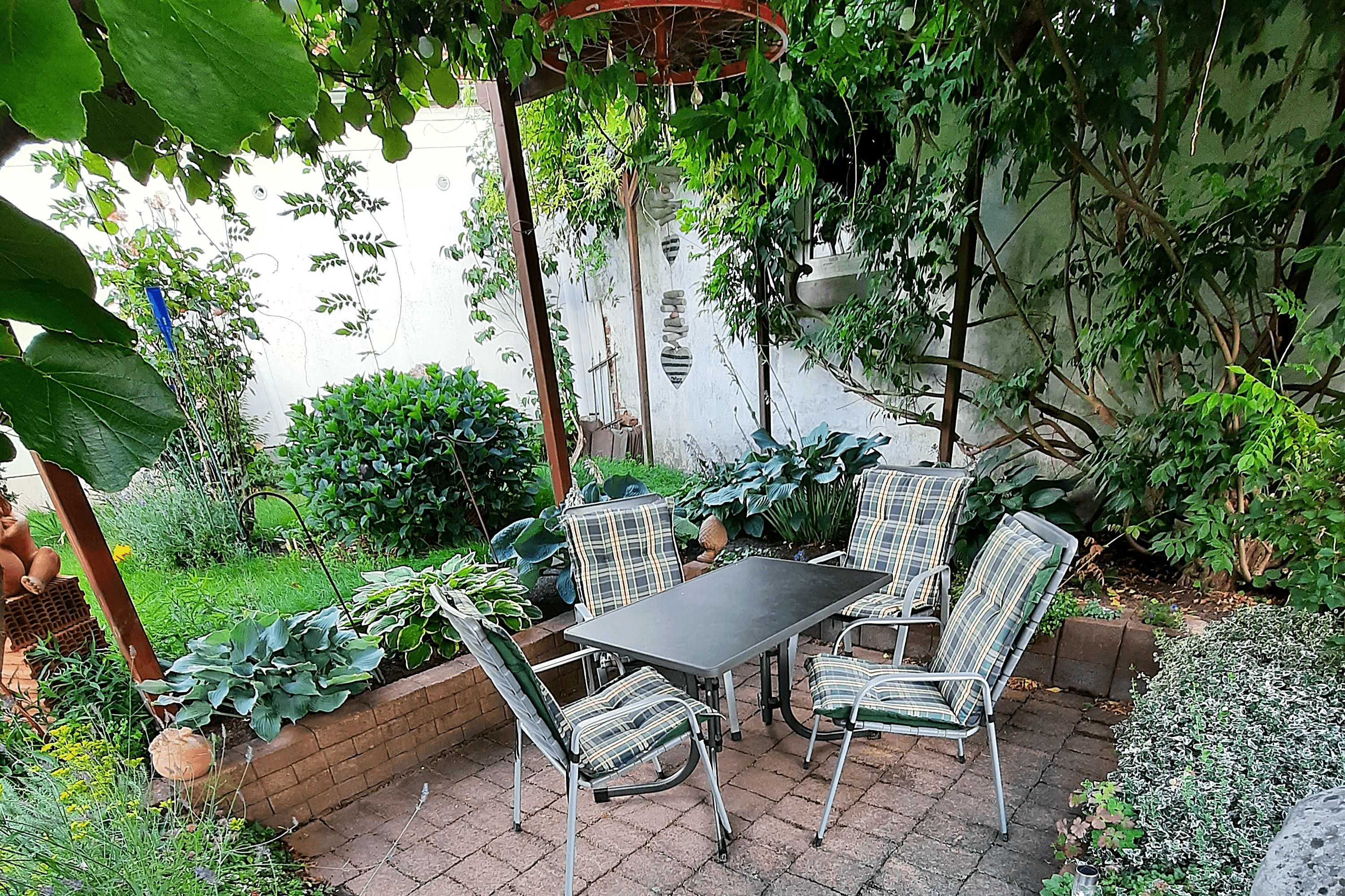 Sitzplatz im Schattengarten der Ferienwohnung Fritz Dreyer in Celle