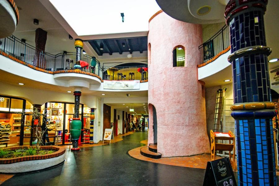 Hundertwasser-Bahnhof in UelzenHundertwasser train station in UelzenHundertwasser jernbanestation i UelzenHundertwasser station in Uelzen