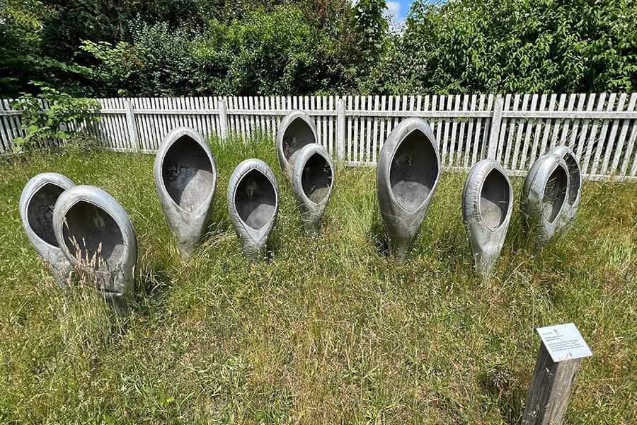 Park für unerwünschte Skulpturen mit Lampen aus Leipzig