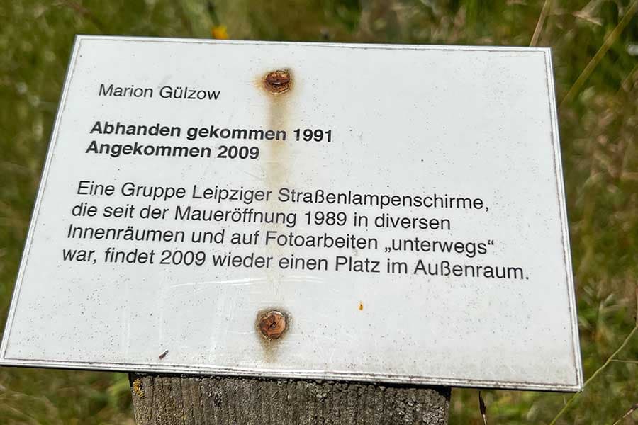 Park für unerwünschte Skulpturen mit Tafeln