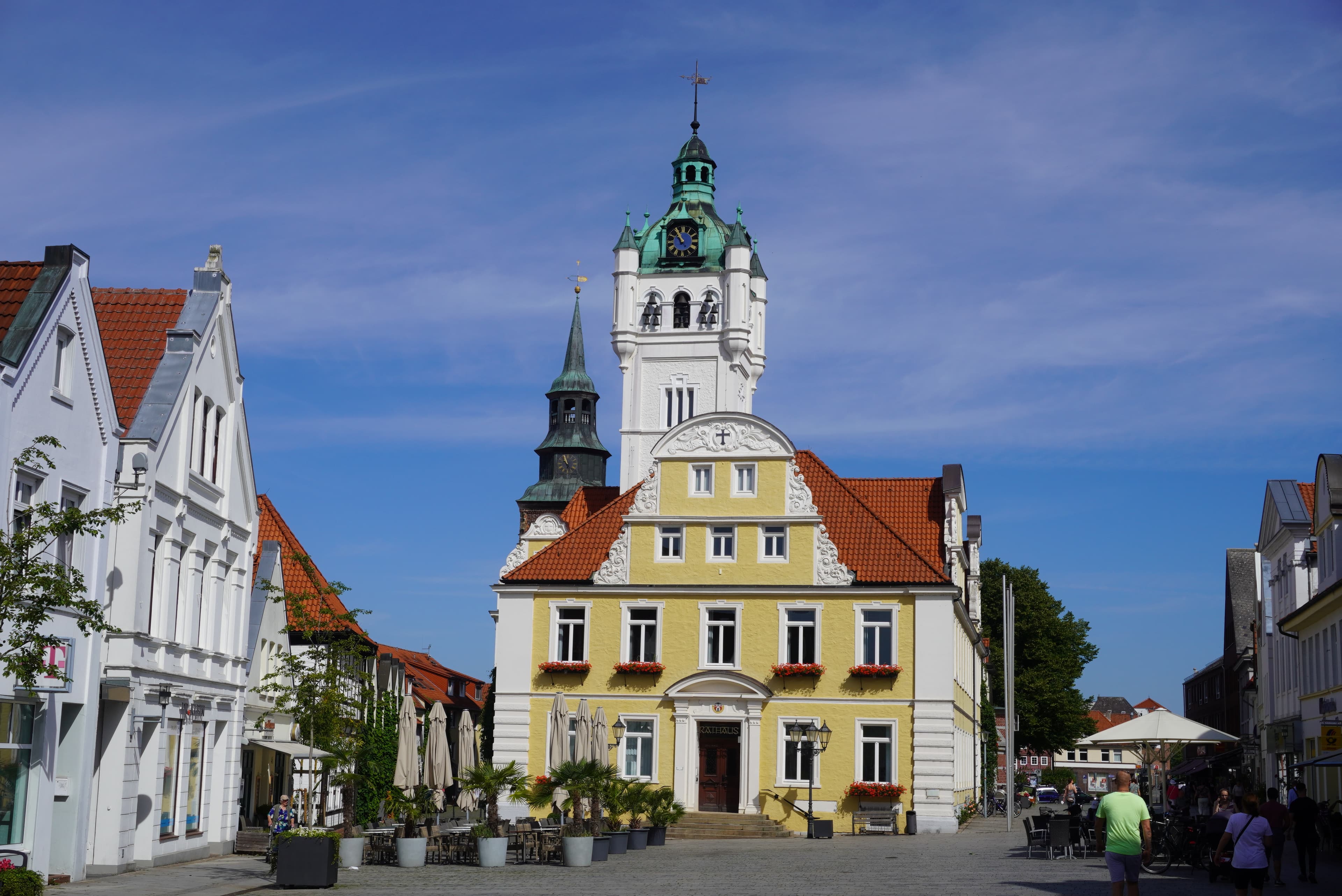 Historisches Rathaus Verden mit gelber Fassade, markantem Uhrenturm und roten Ziegeldächern.Historic Verden Town Hall with yellow façade, striking clock tower and red tiled roofs.Historisk rådhus i Verden med gul facade, markant klokketårn og røde tegltage.Historisch stadhuis van Verden met gele gevel, opvallende klokkentoren en rode pannendaken.