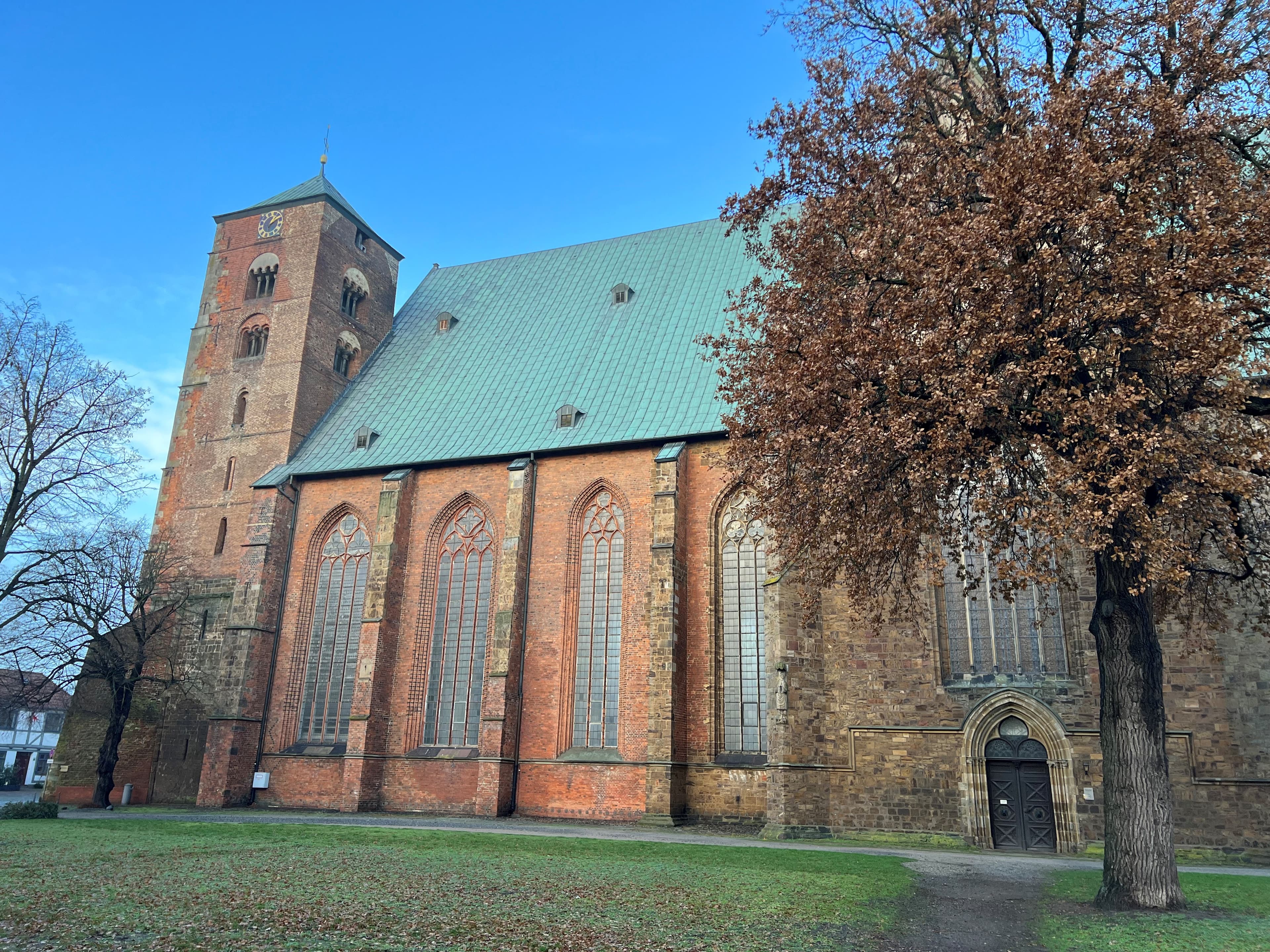 Der Dom in Verden beeindruckt mit seiner gotischen Architektur, hohen Fenstern und dem markanten Turm.The cathedral in Verden impresses with its Gothic architecture, high windows and striking tower.Katedralen i Verden imponerer med sin gotiske arkitektur, høje vinduer og markante tårn.De kathedraal in Verden maakt indruk met zijn gotische architectuur, hoge ramen en opvallende toren.