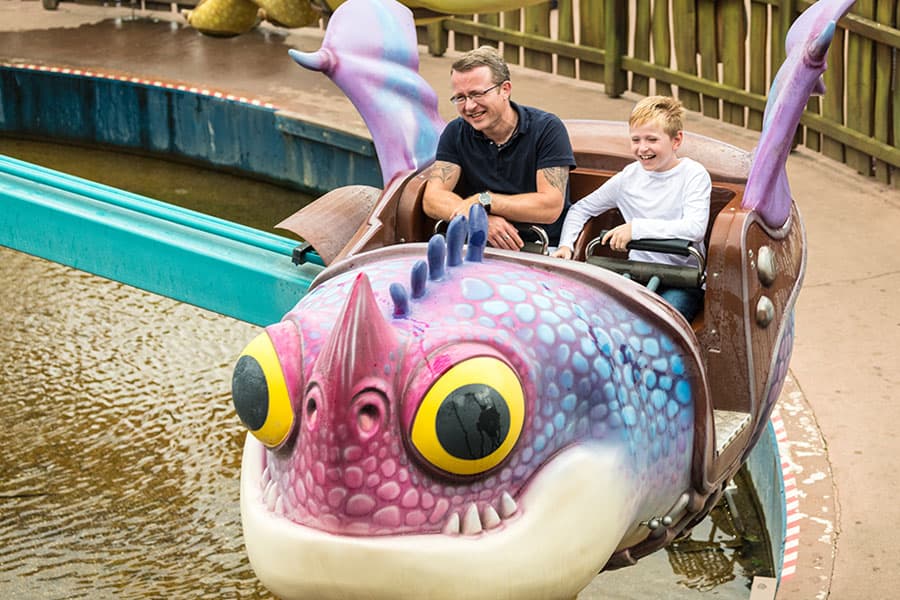 Heide Park, farbenfrohes Kinderkarussell bietet Spaß im Heidepark.