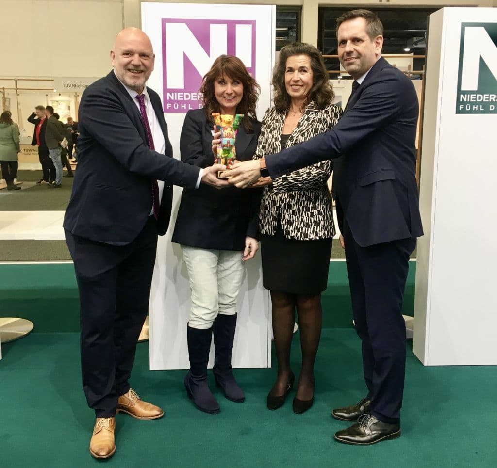 Ulrich von dem Bruch und Babette Suhr von der Lüneburger Heide GmbH nehmen auf der ITB 2023 den internationalen Filmpreis Golden Citygate, das Goldene Stadttor, entgegen. Mit auf dem Bild sind Niedersachsens Wirtschaftsminister Olaf Nies und Maybritt Pürschel aus dem niedersächsischen Wirtschaftsministerium.