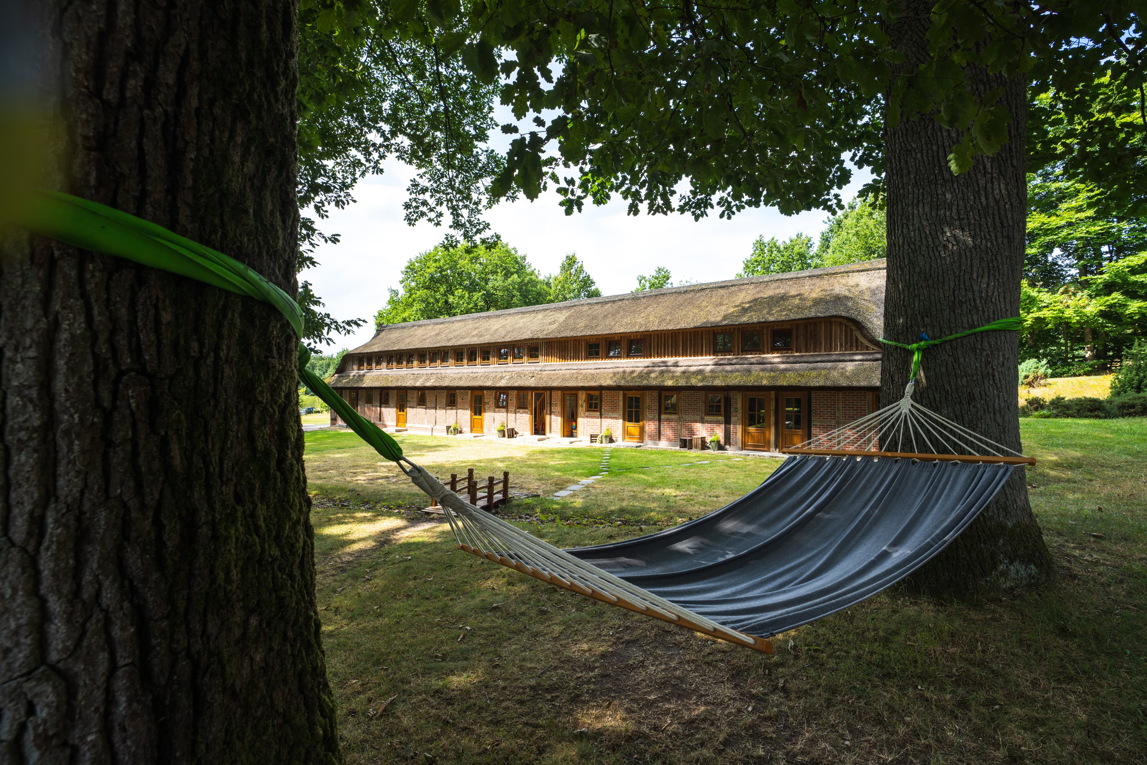 Blick in den Garten vom Stimbekhof mit SitzgelegenheitenView of the garden from the Stimbekhof with seatingUdsigt over Stimbekhofs have med siddepladserUitzicht op de tuin van Stimbekhof met zitje