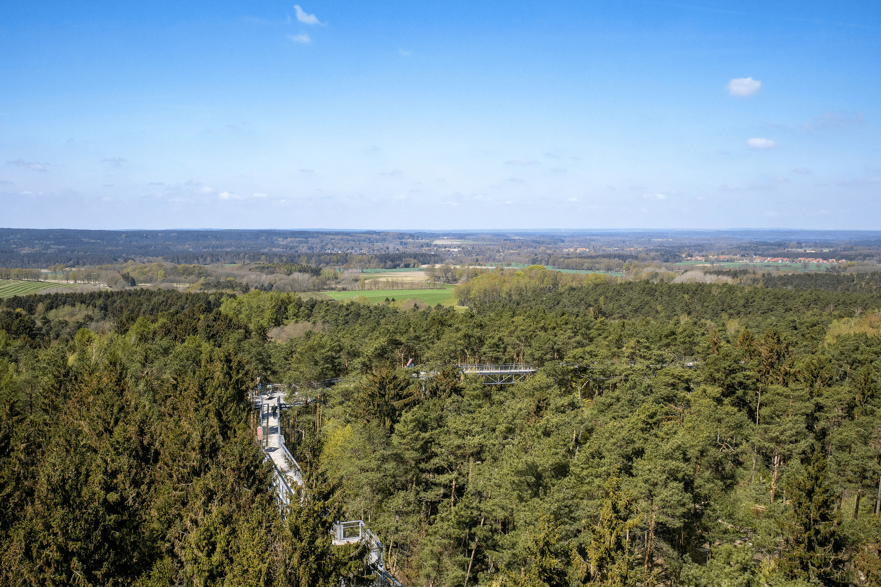 Weiter Blick über die Landschaft der Heide vom Turm des Heide Himmels