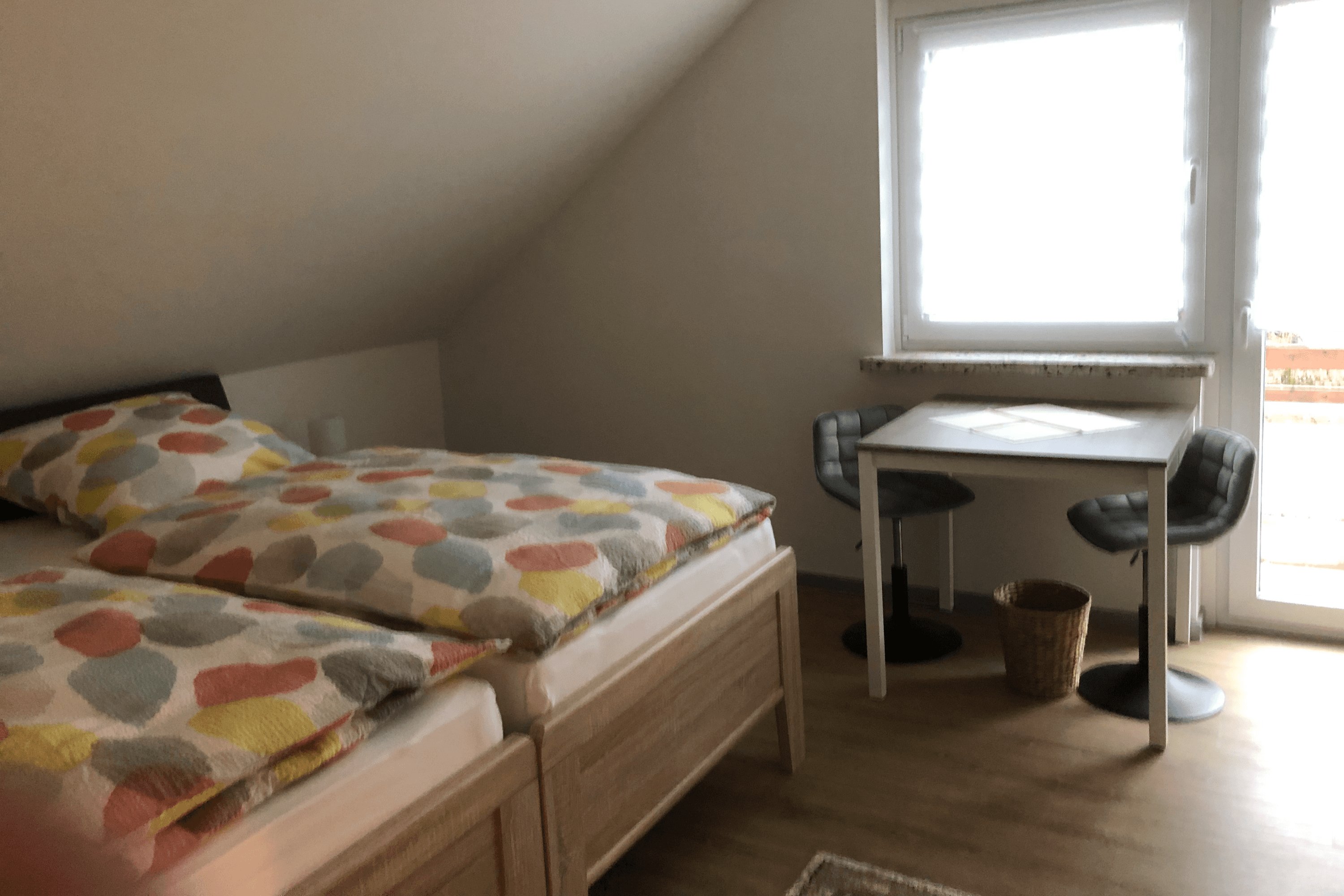 Zweibettzimmer mit Balkon im Ferienhaus Howe Bergen