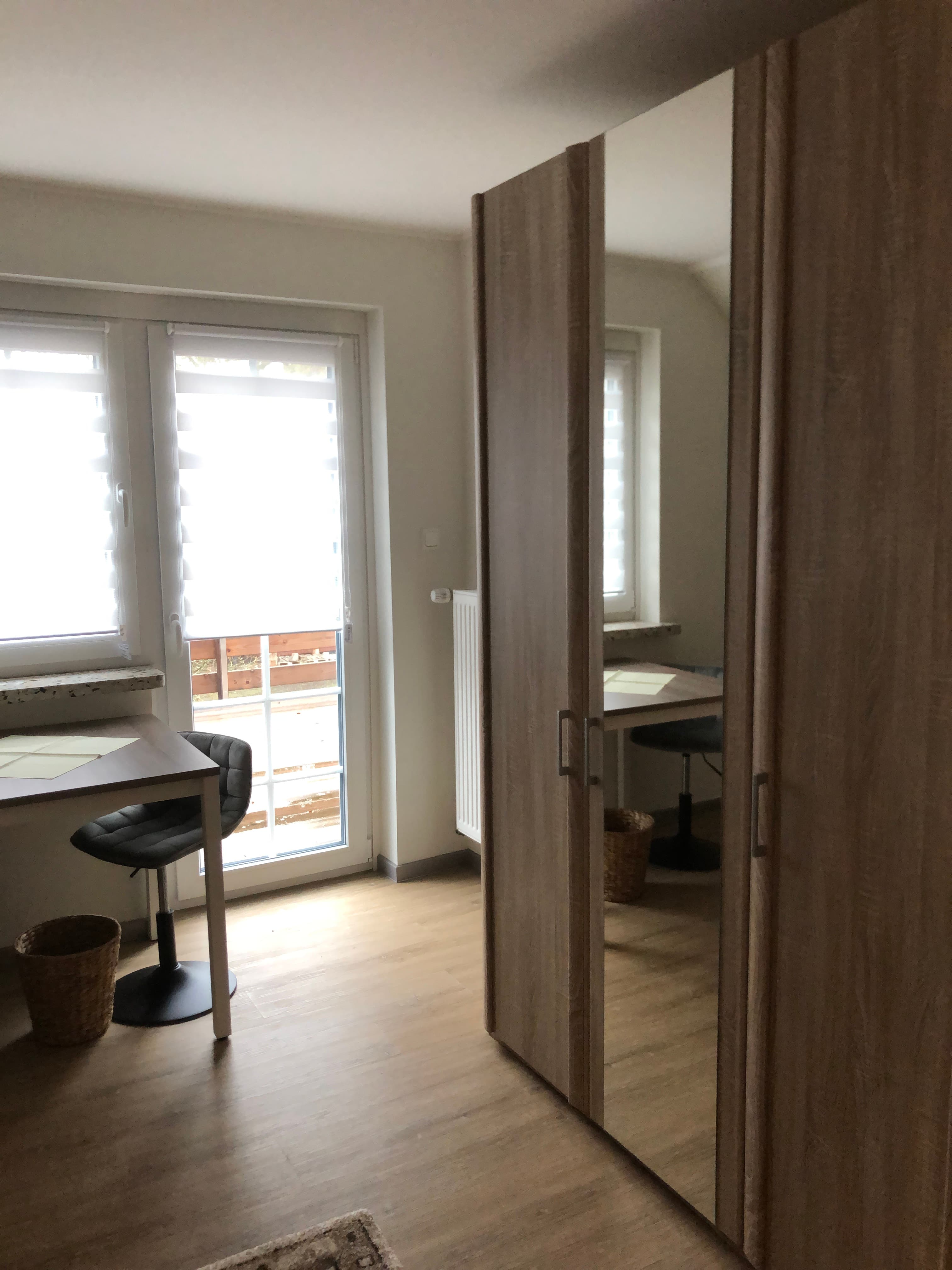 Zweibettzimmer mit Balkon im Ferienhaus Howe Bergen