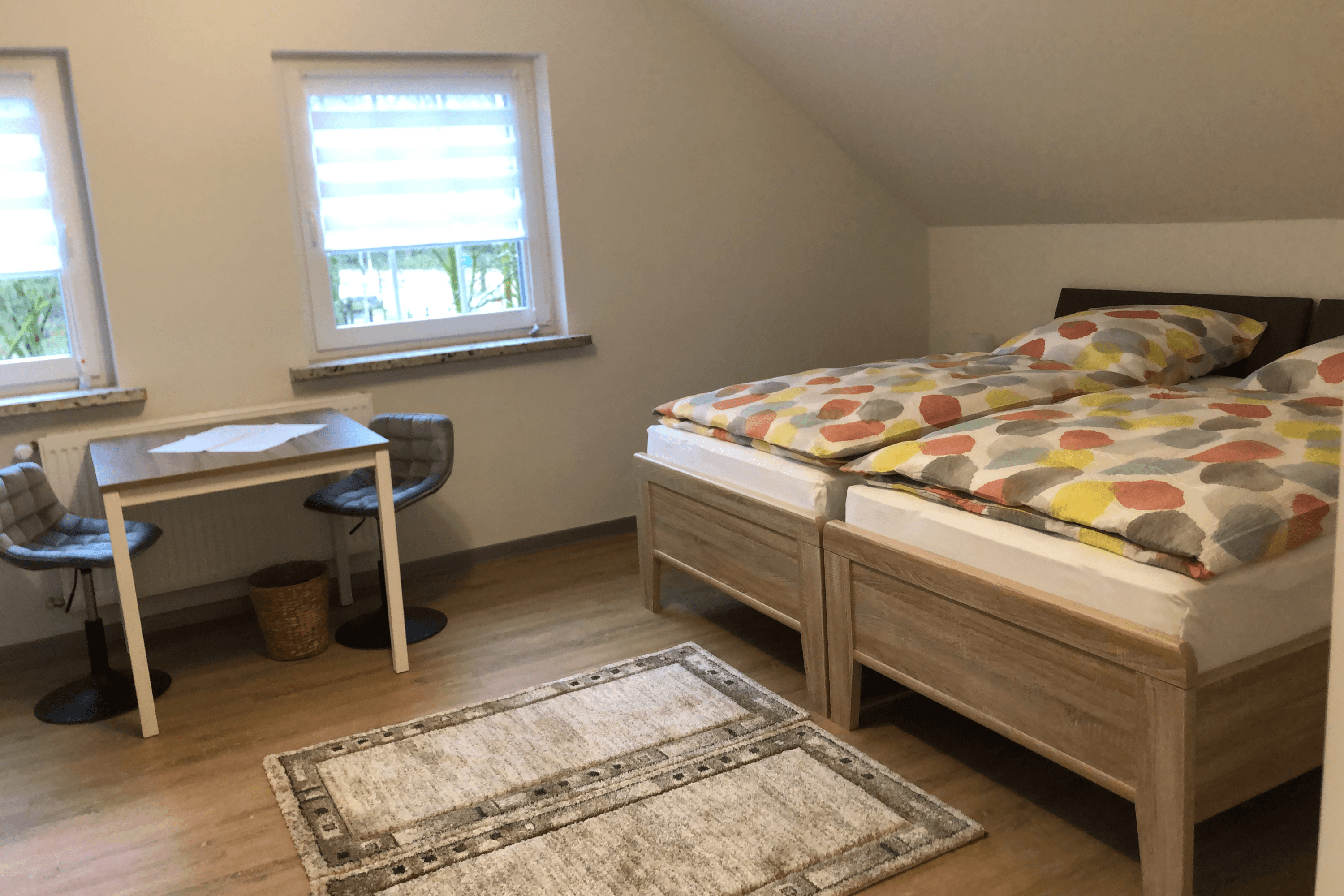 Zweibettzimmer mit kleinem Wohnzimmer im Ferienhaus Howe Bergen