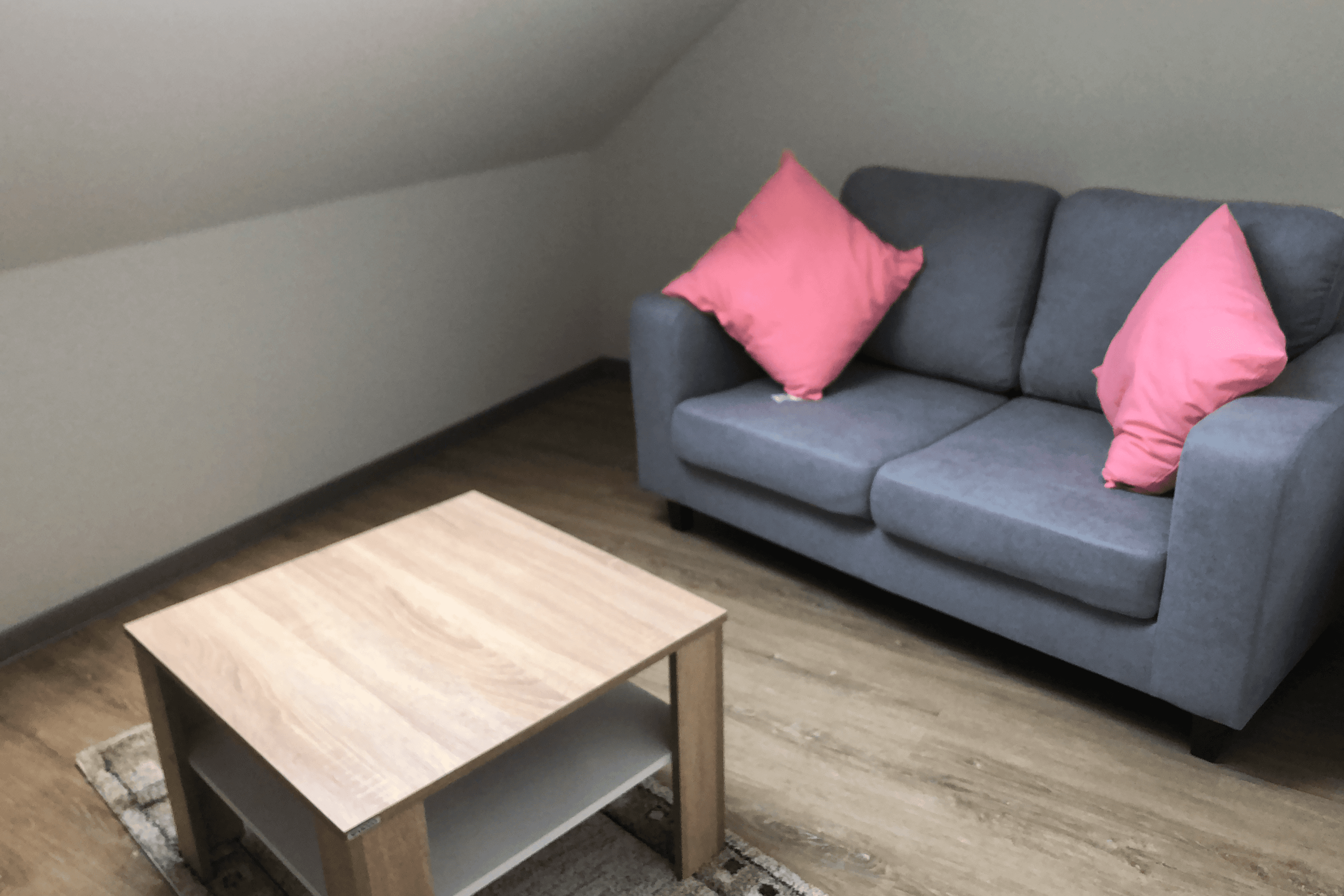 Zweibettzimmer mit kleinem Wohnzimmer im Ferienhaus Howe Bergen