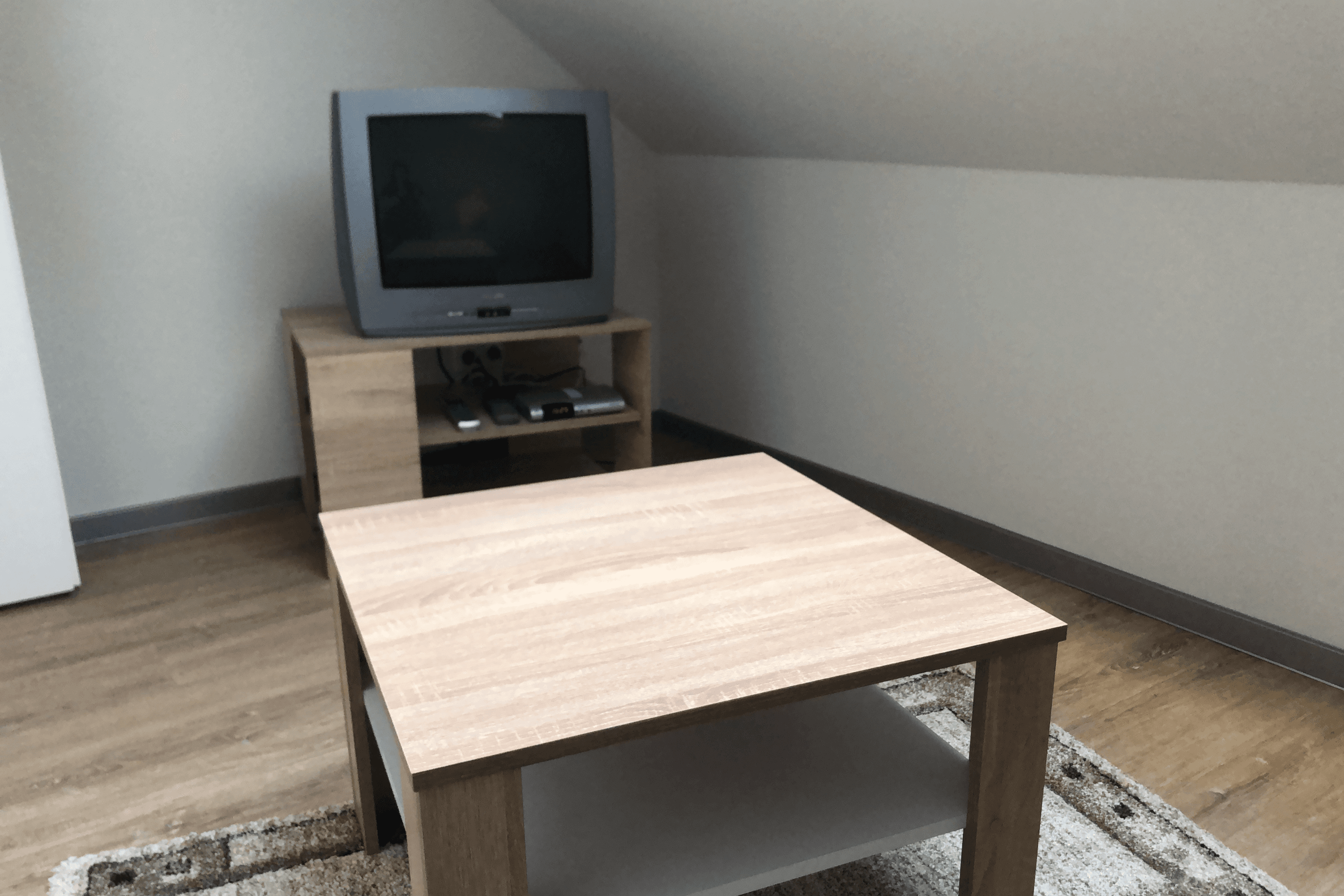 Zweibettzimmer mit kleinem Wohnzimmer im Ferienhaus Howe Bergen