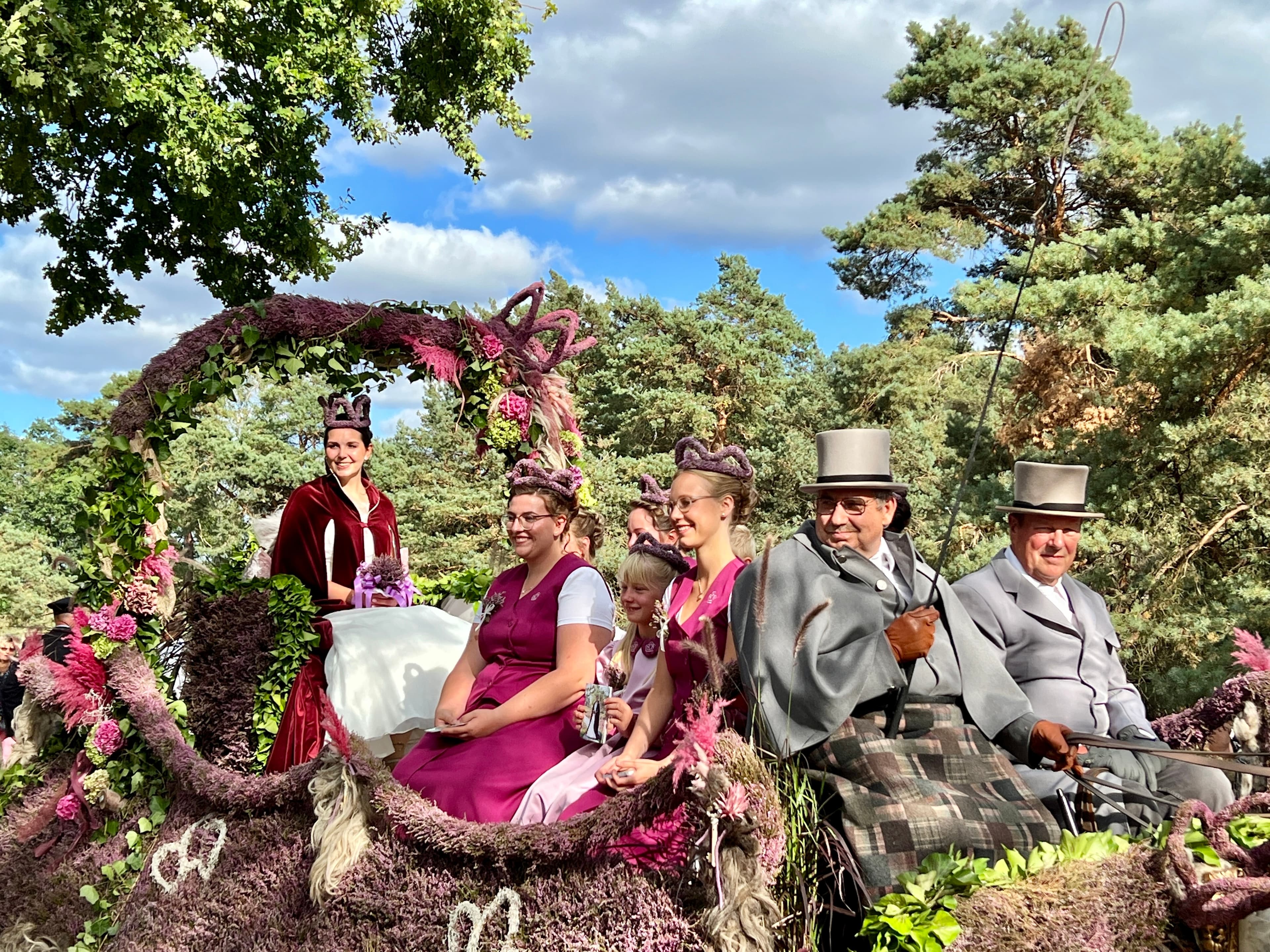Nach der Krönung fährt die Heidekönigin in Schneverdingen mit der Kutsche zum Rathaus