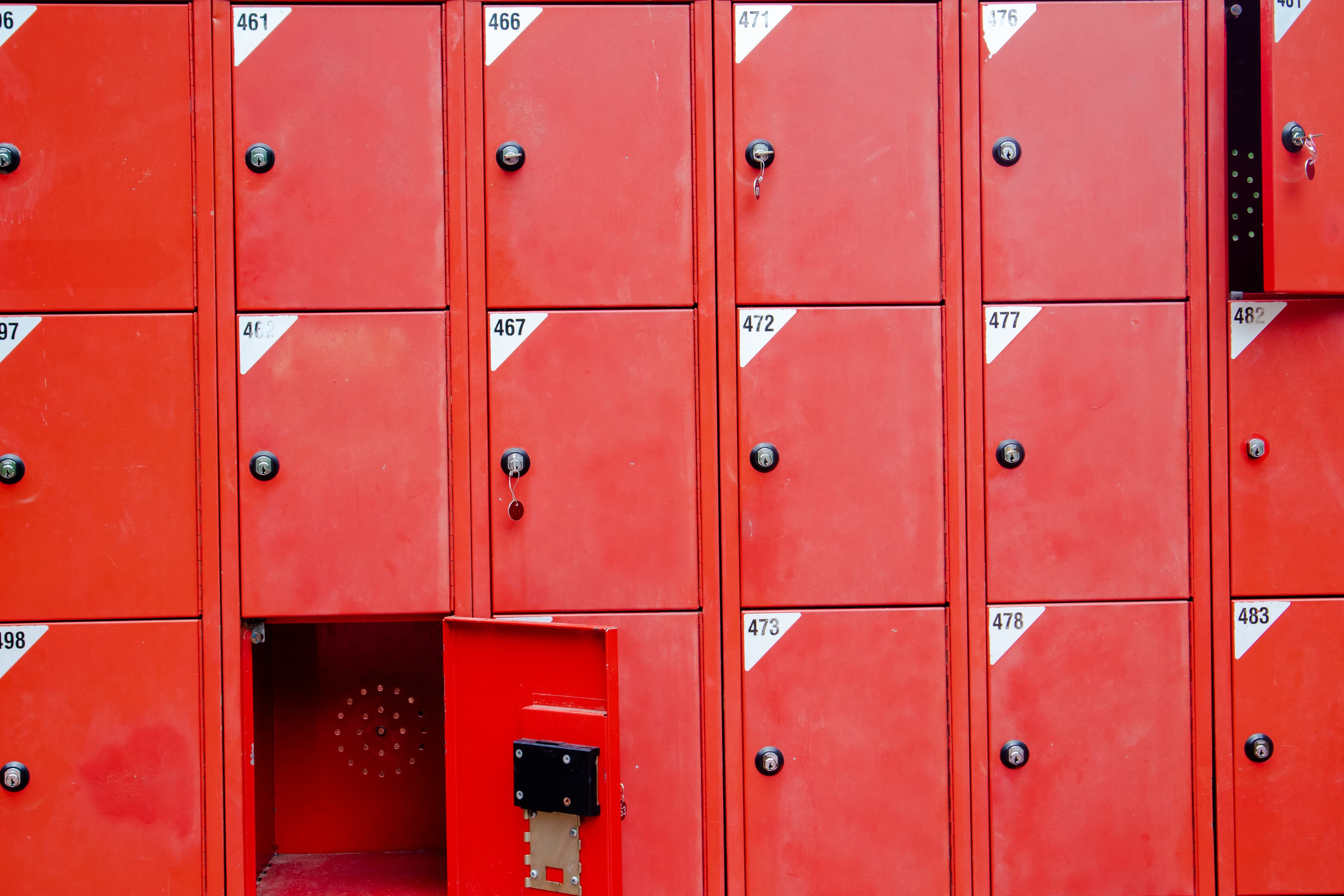 Seine Schuhe verstaut man im Schliessfach im Barfusspark Egestorf