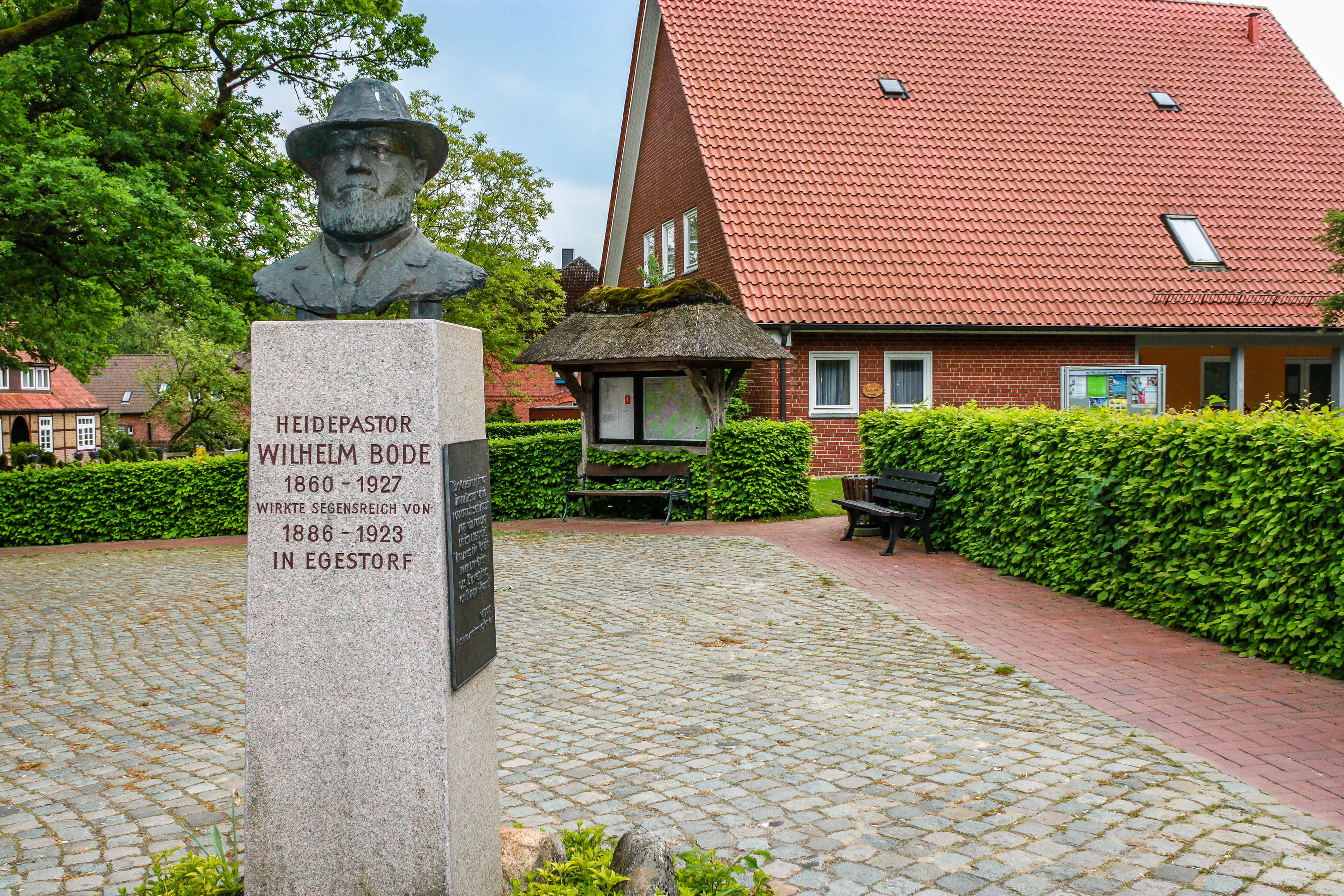 Pastor Bode wurde in Egestorf mit einer Statue geehrt