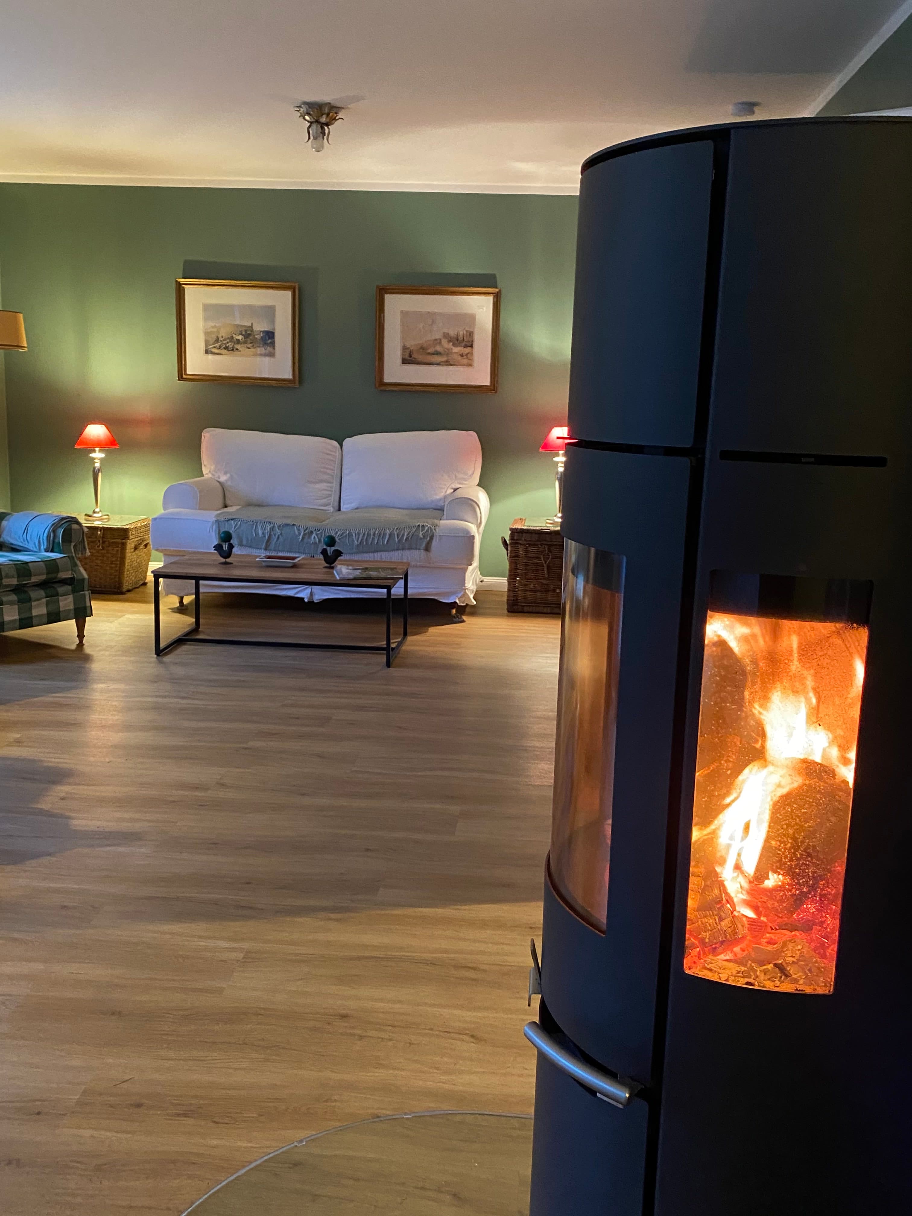 Wohnzimmer mit Kamin Ferienhaus Bothmer Schwarmstedt