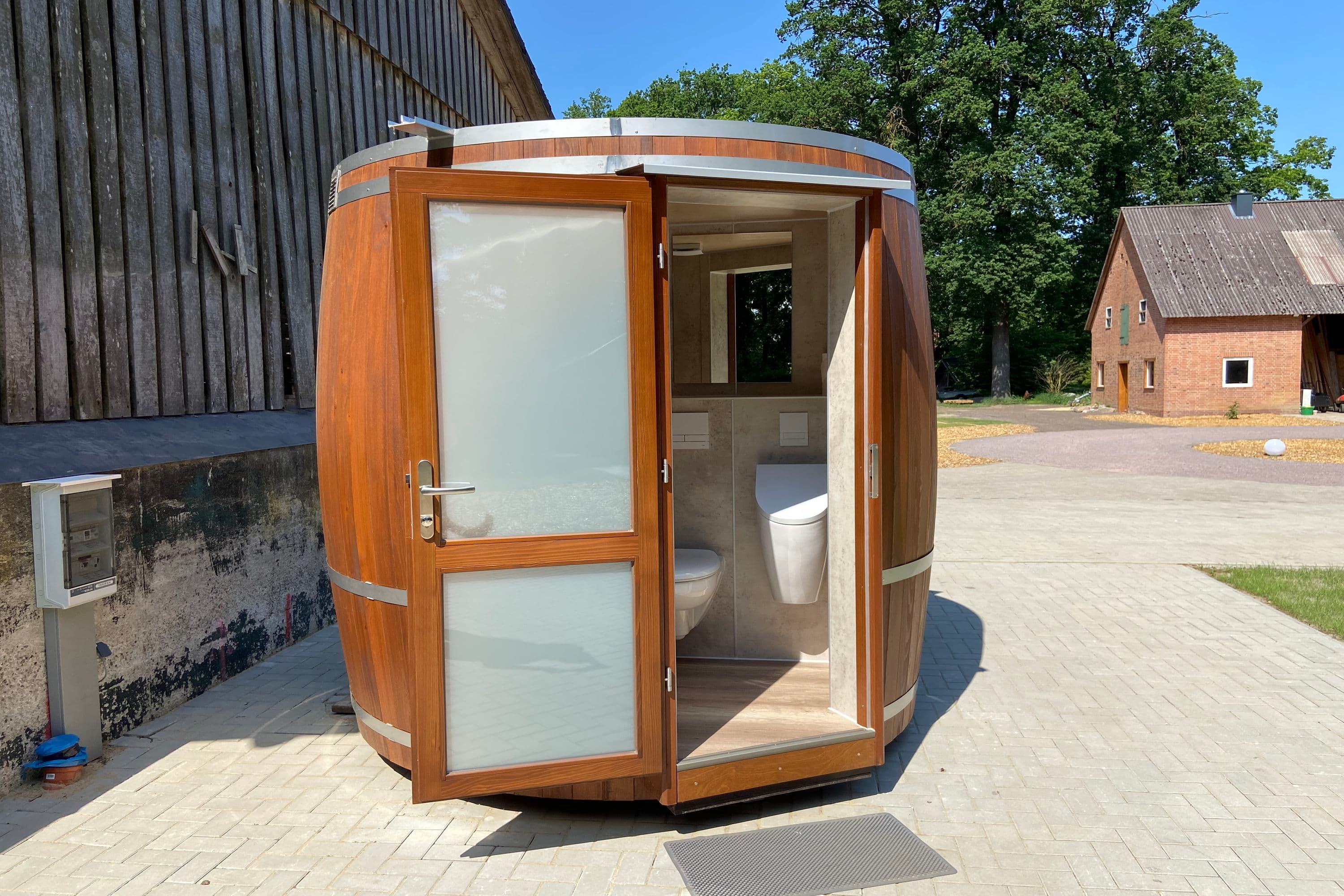 Sanitärfass WC-Seite mit Waschbecken bei Meyerhöms in Hermannsburg