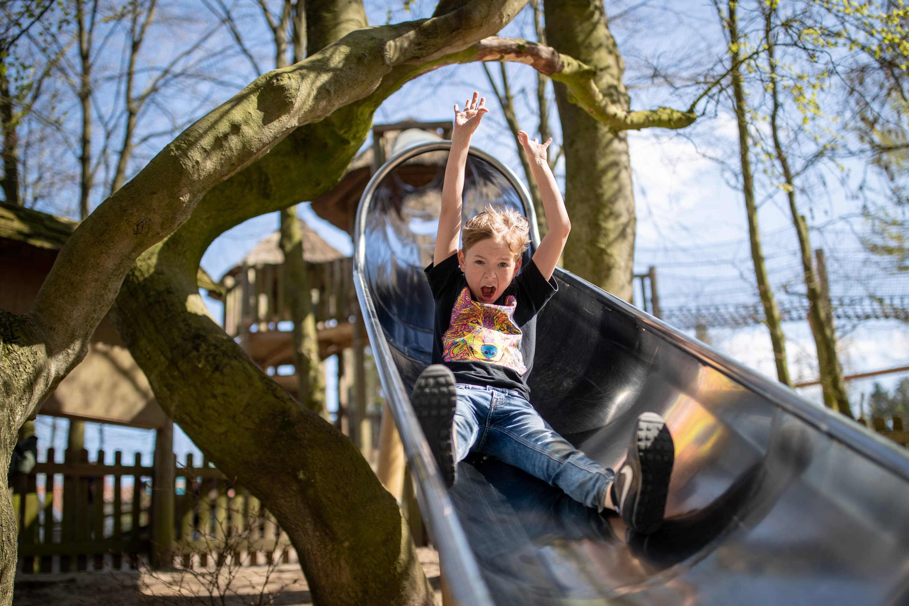 Rutsche auf dem Spielplatz Tierpark Lüneburger HeideSlide at the Lüneburg Heath Zoo playgroundRutsjebane på legepladsen i Lüneburg Heath ZooGlijbaan in de speeltuin van Lüneburg Heath Zoo
