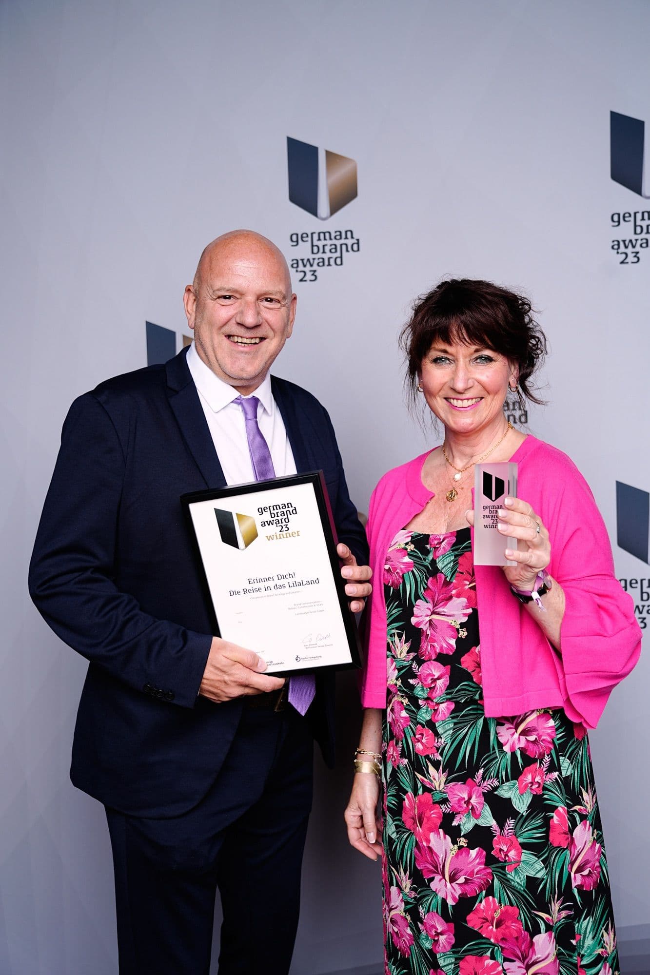 mann und frau mit dem award german brand award in den händen