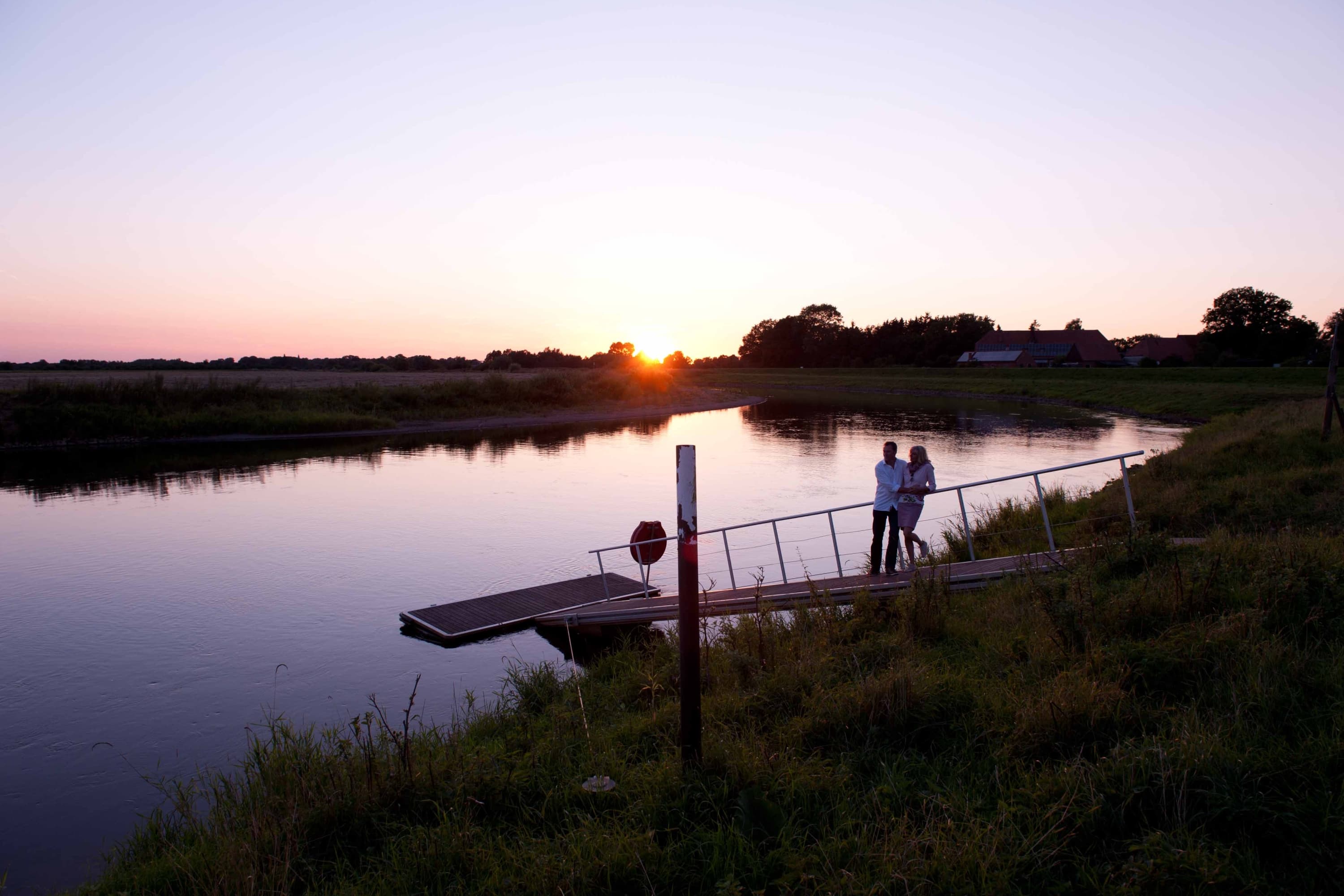 Sonnenuntergang an der Aller in Hodenhagen. Der Fluss prägt den Ort