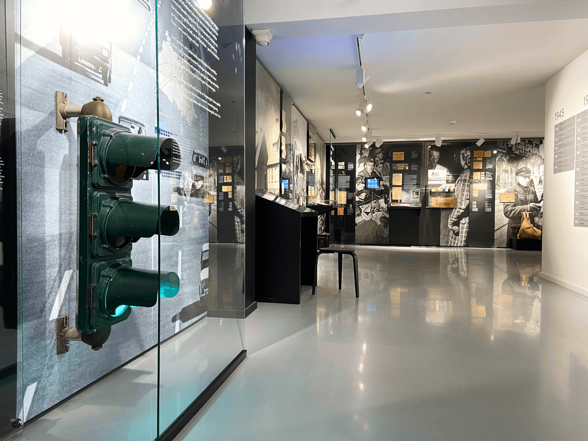 eine dauerausstellung ist das haus der geschichte im museum kiekebergthe house of history at museum kiekeberg is a permanent exhibitionHistoriens hus på museum kiekeberg er en permanent udstillinghet huis van de geschiedenis in museum kiekeberg is een permanente tentoonstelling