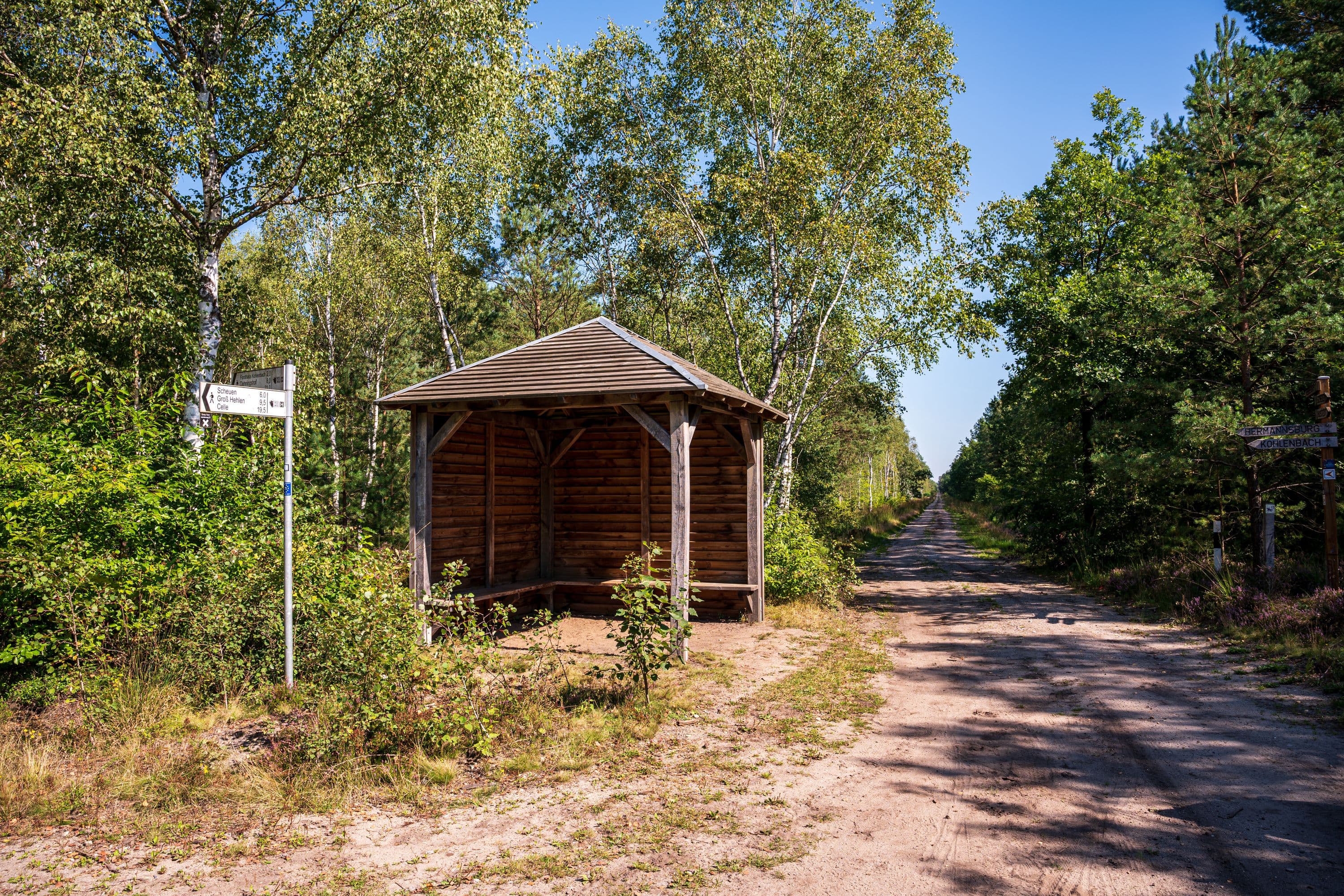 beim Wandern bieten Schutzhütten Schatten für eine Pause