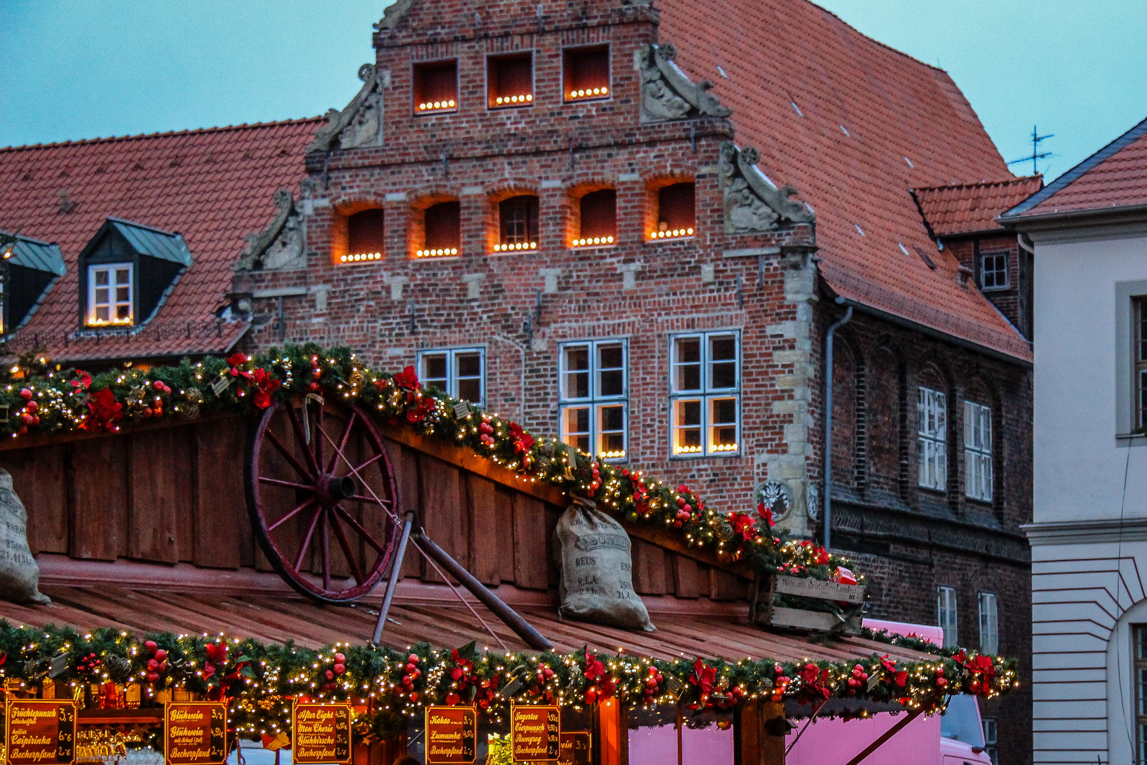 Blick vom Weihnachtsmarkt auf das Heinrich Heine Haus Lüneburg