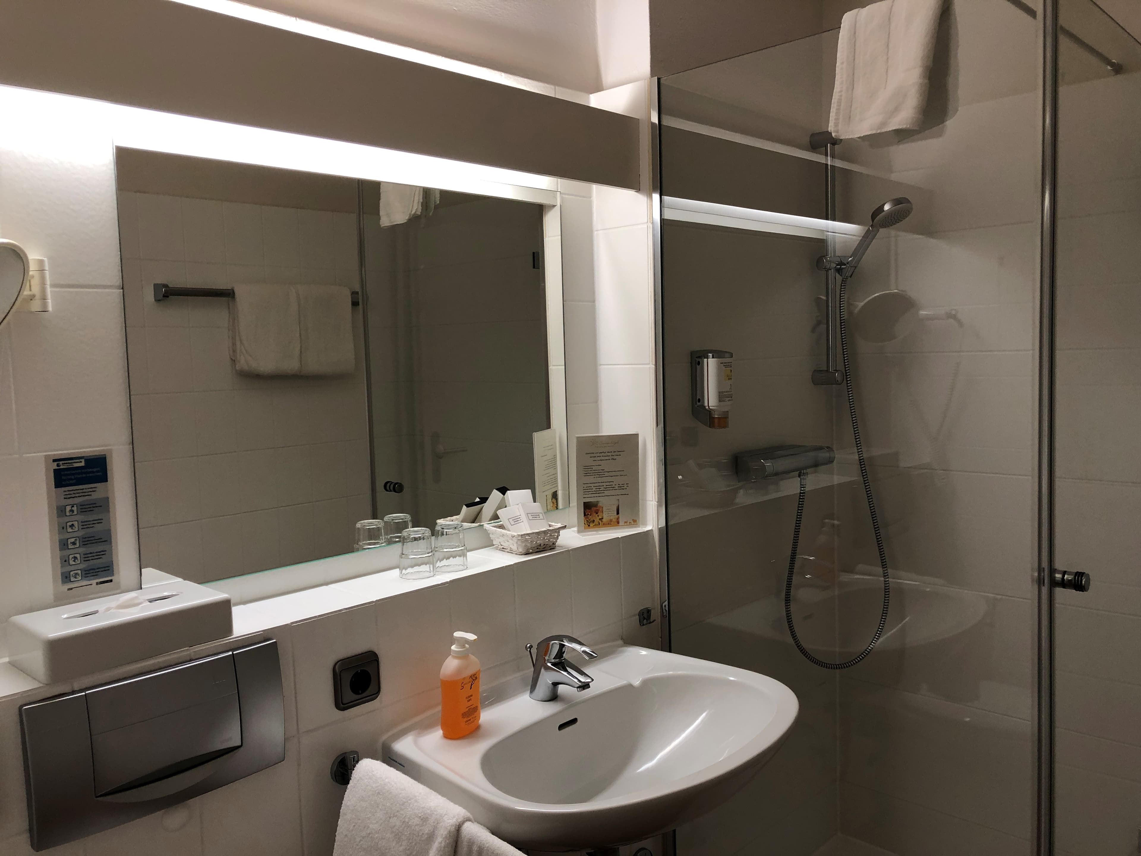 Hotel Sonnenhügel BadezimmerHotel Sonnenhügel bathroomHotel Sonnenhügel badeværelseHotel Sonnenhügel badkamer