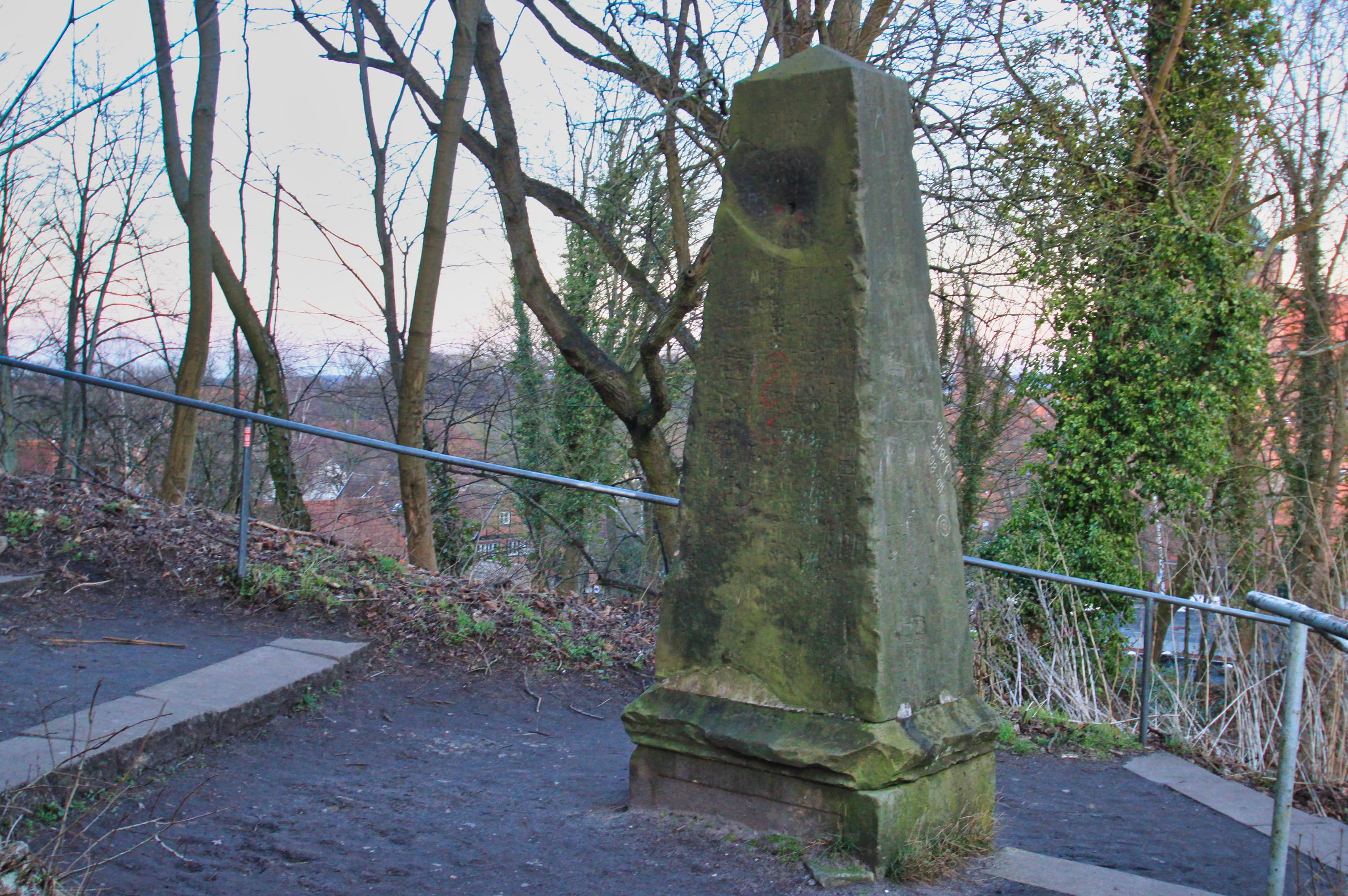 Der Obelisk steht auf halber Höhe auf dem Kalkberg Lüneburg