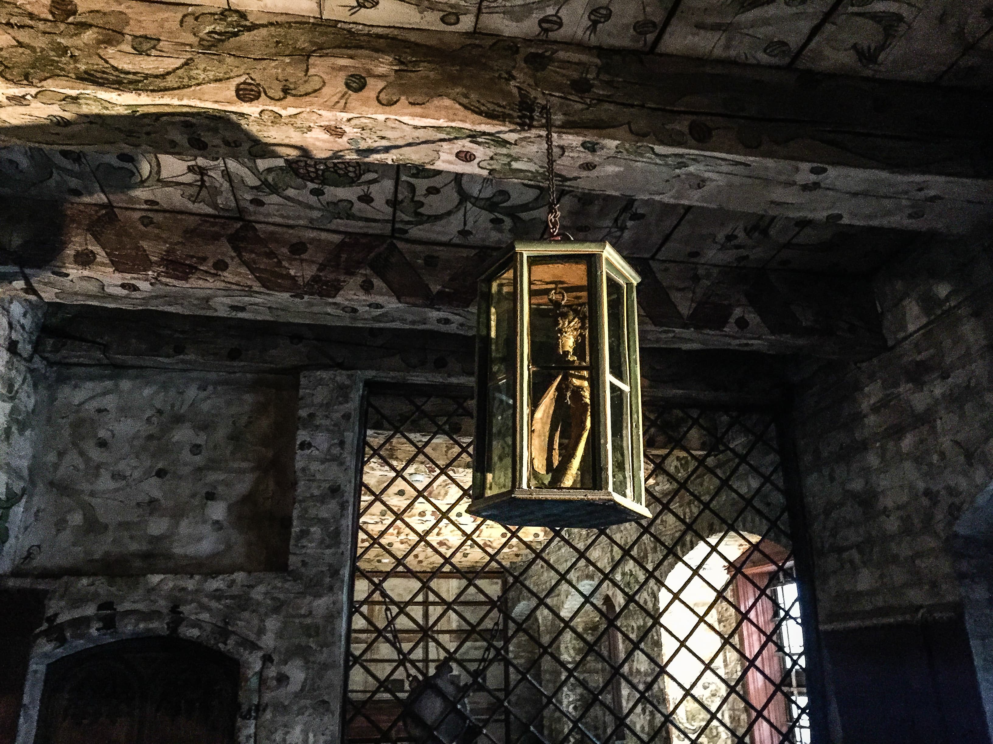 In der Kanzlei des Rathauses Lüneburg hängt ein Schweineknochen an der Decke